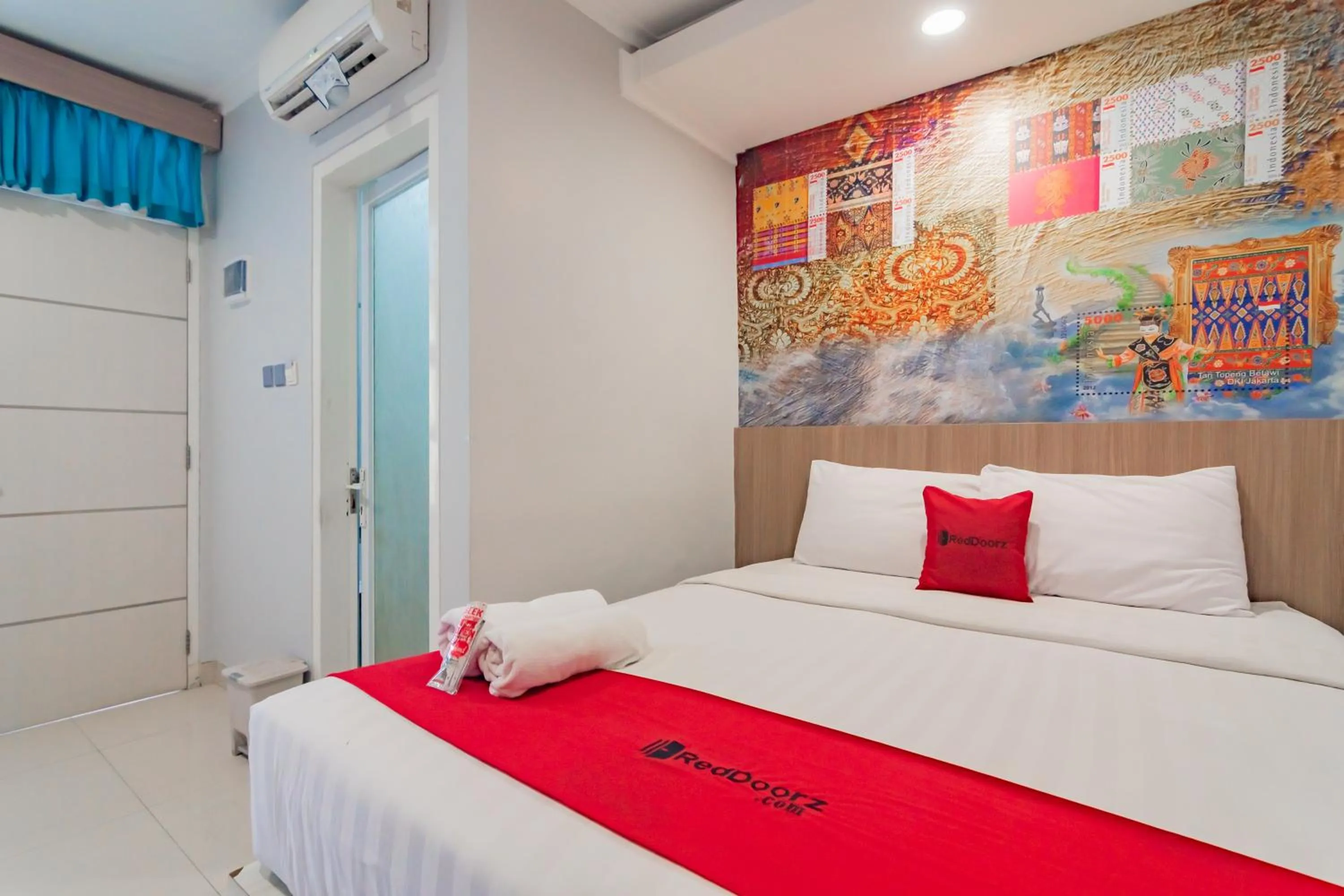Bedroom, Bed in RedDoorz Plus @ Point Phila Cihampelas