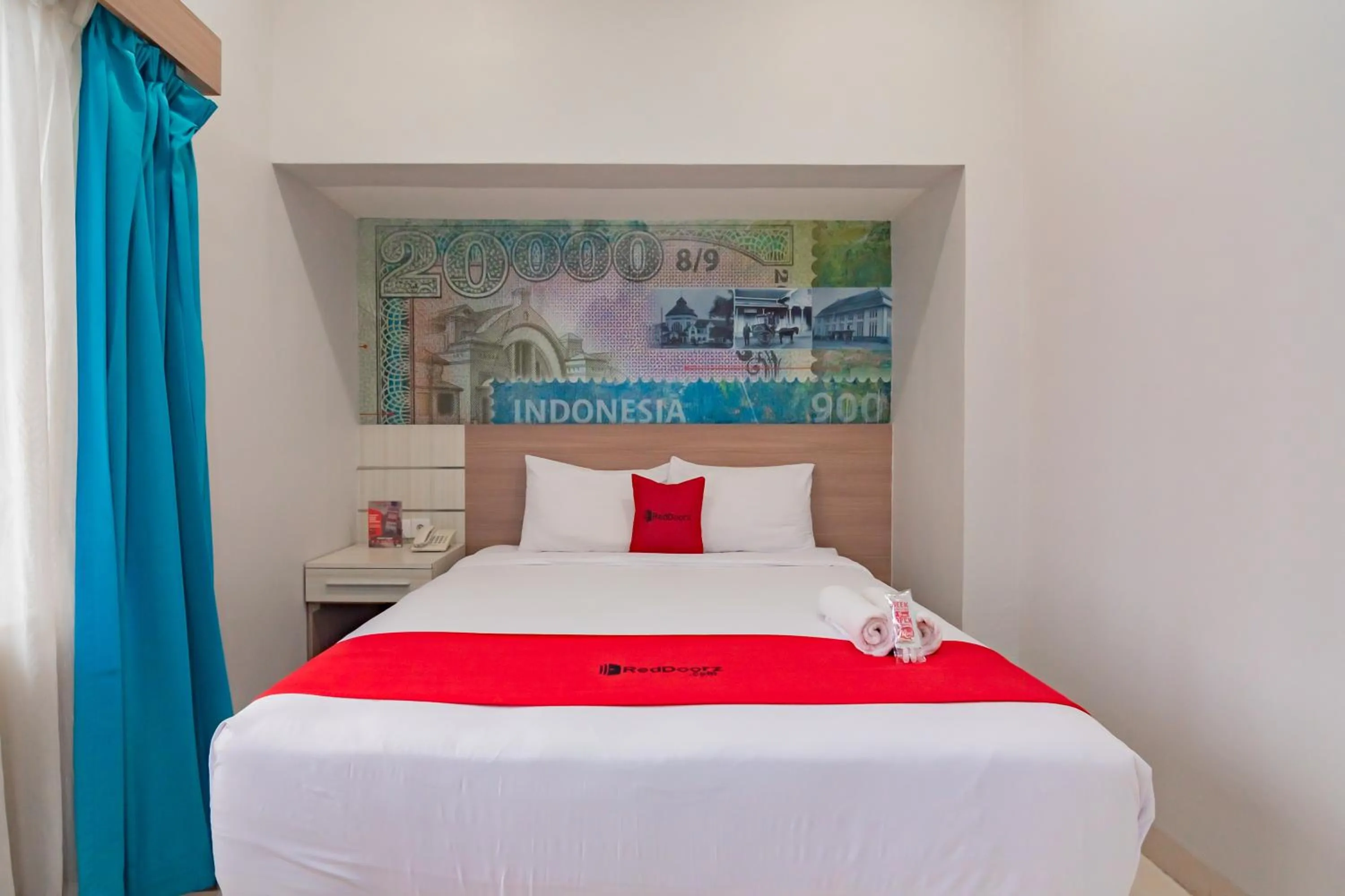 Bedroom, Bed in RedDoorz Plus @ Point Phila Cihampelas