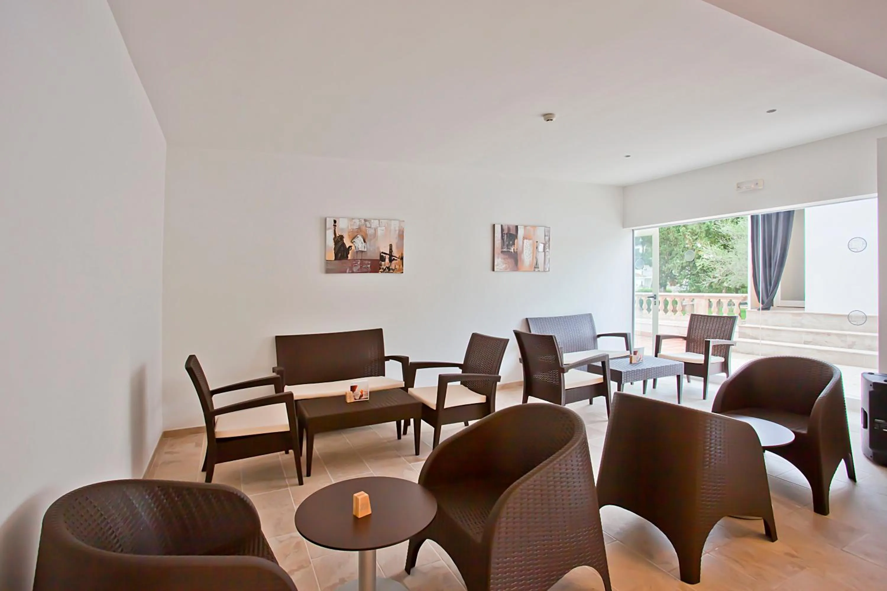 Seating area in FERGUS Bermudas