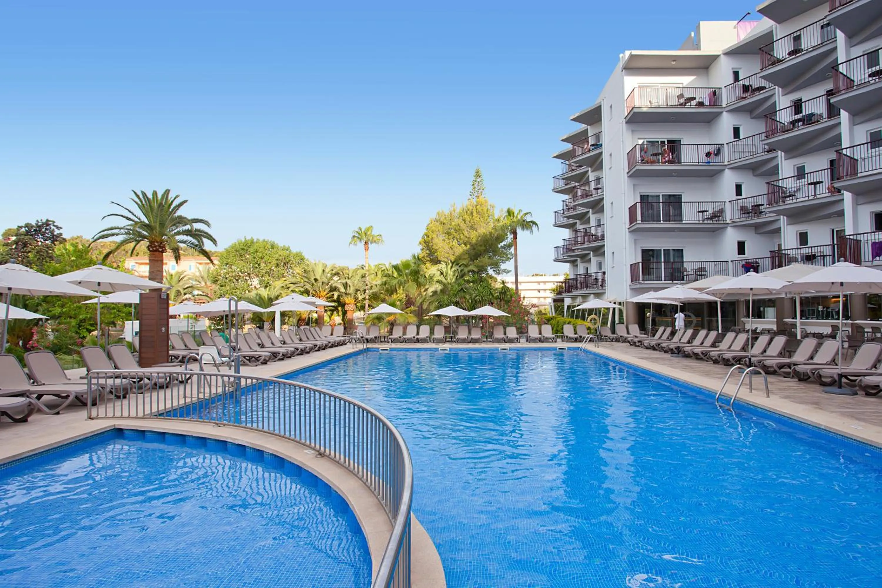 Swimming pool in FERGUS Bermudas