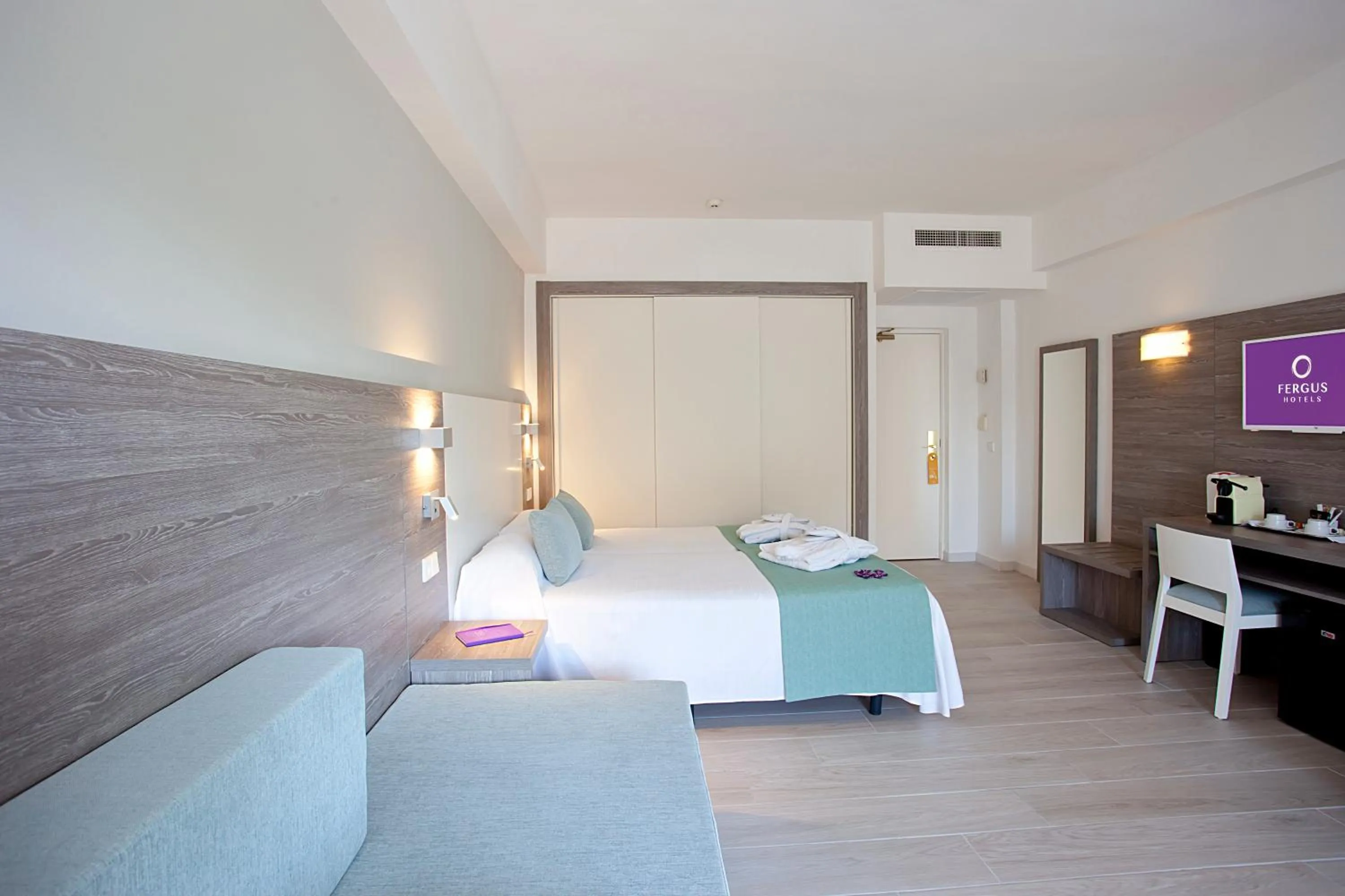 Bedroom, Bed in FERGUS Bermudas