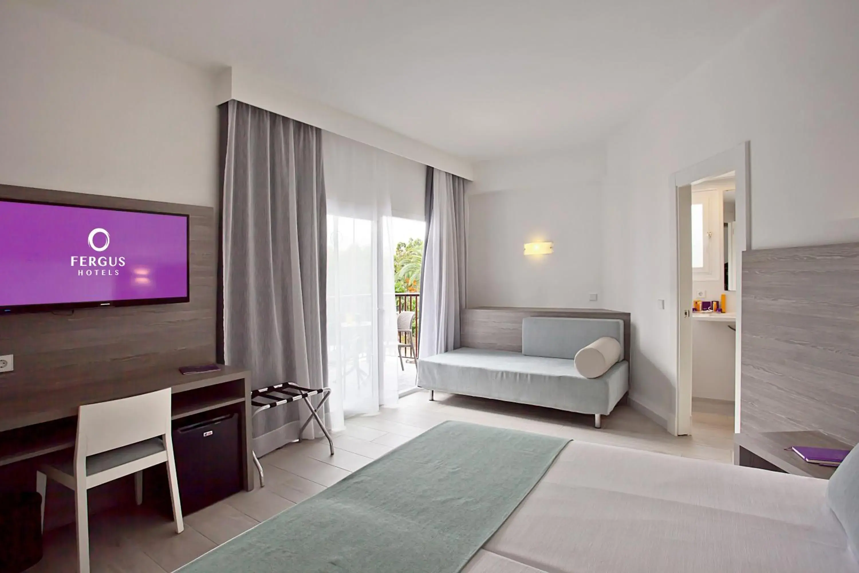 Double Room (2 Adults + 1 Child ) in FERGUS Bermudas Double Room (2 Adults + 1 Child ) in FERGUS Bermudas