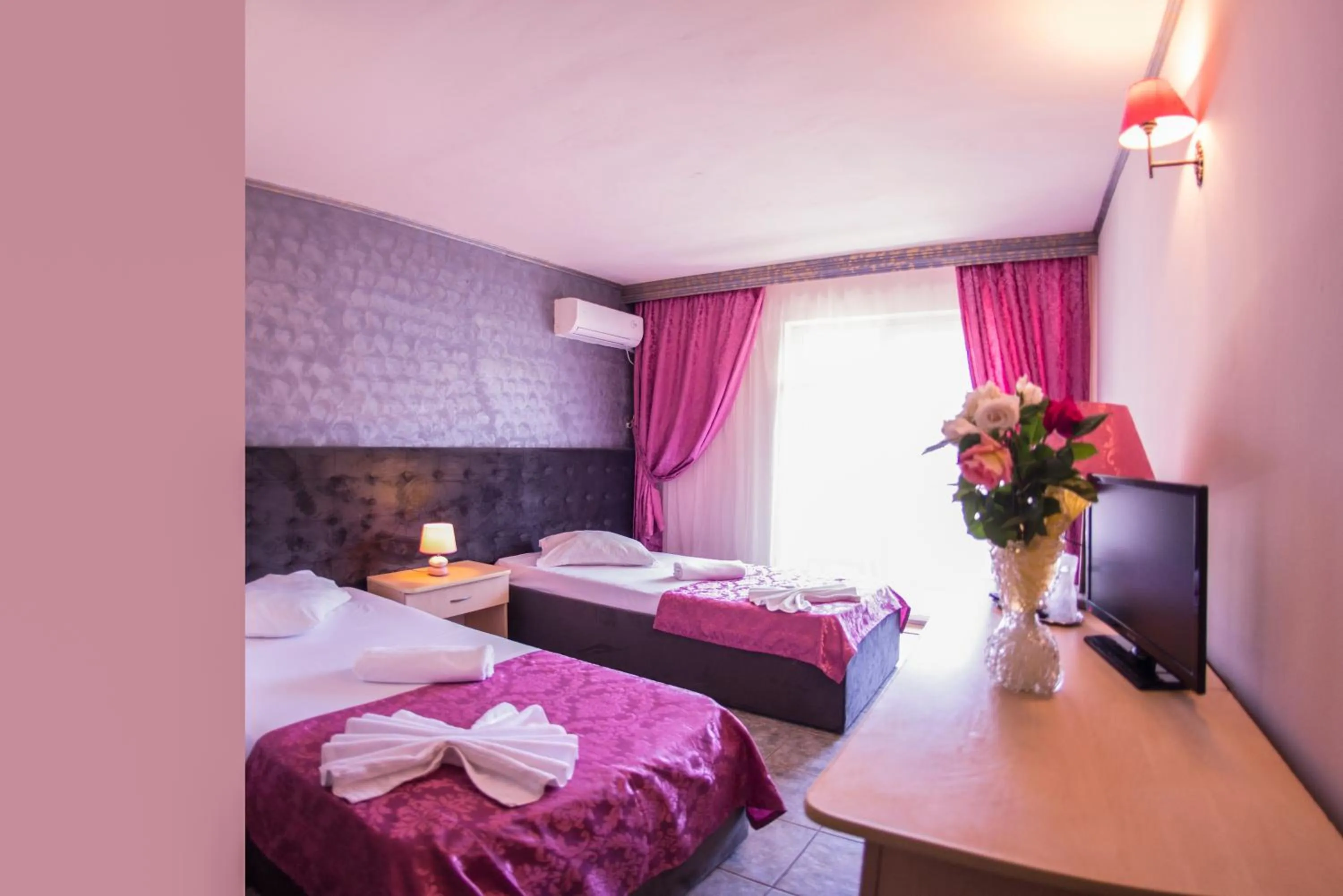 Photo of the whole room, Bed in Voila Mamaia