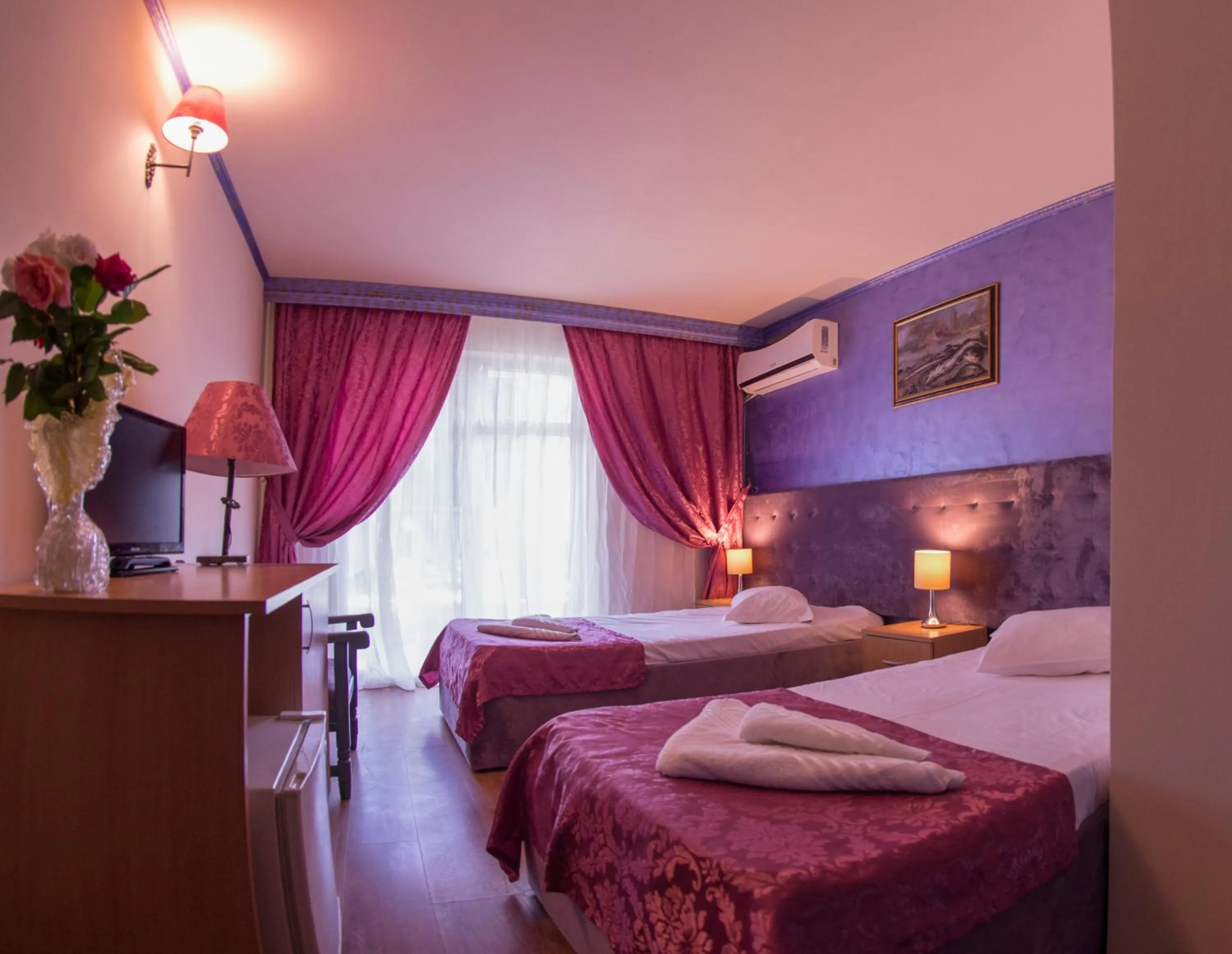 Photo of the whole room, Bed in Voila Mamaia