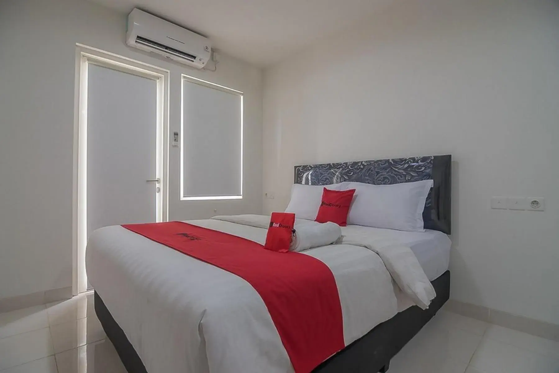 Double Room in RedDoorz Apartment @ Sentul Tower Double Room in RedDoorz Apartment @ Sentul Tower