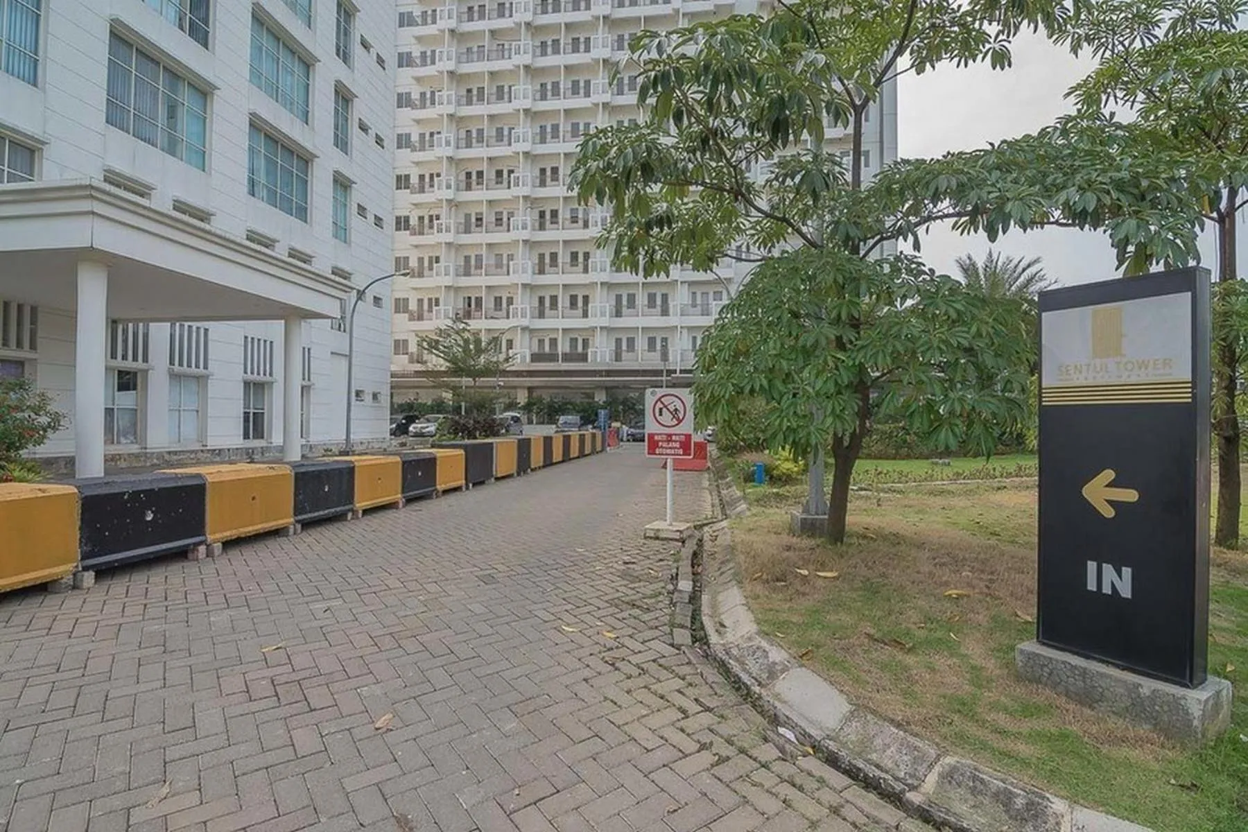 Facade/entrance in RedDoorz Apartment @ Sentul Tower