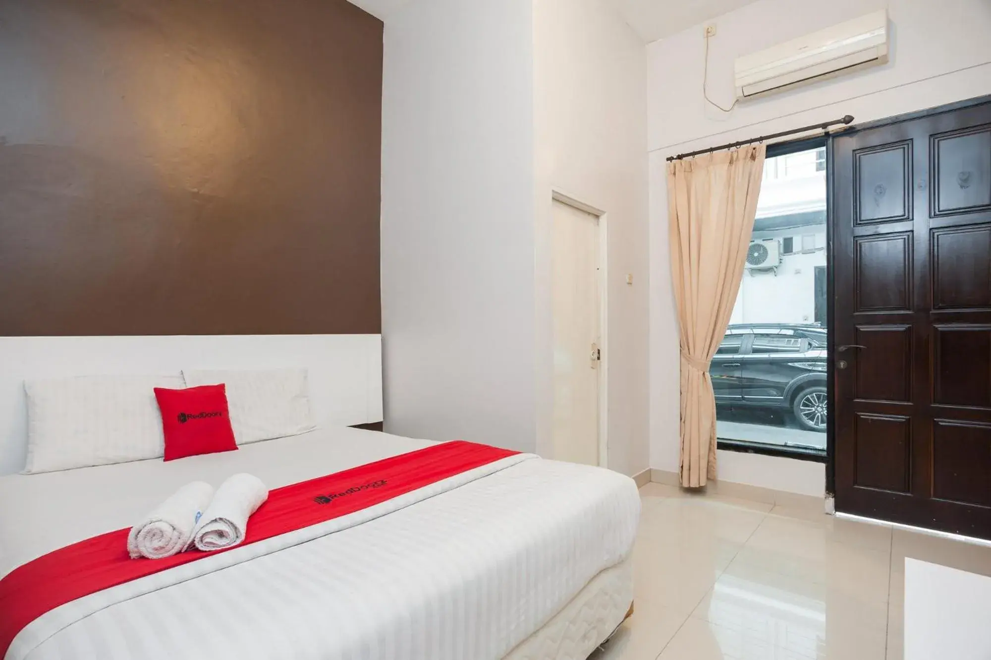Double Room in RedDoorz Syariah near Taman Air Mancur Bogor Double Room in RedDoorz Syariah near Taman Air Mancur Bogor