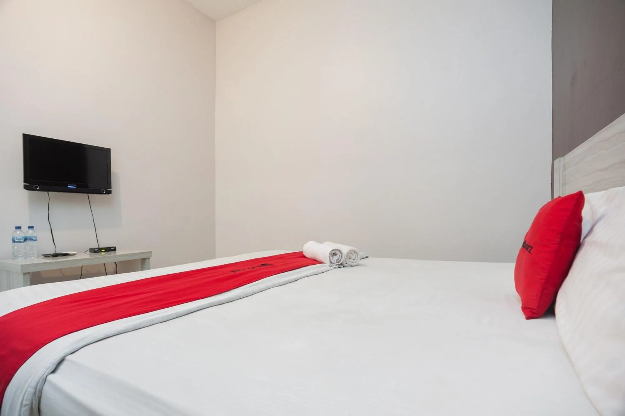 Bed in RedDoorz Syariah near Taman Air Mancur Bogor