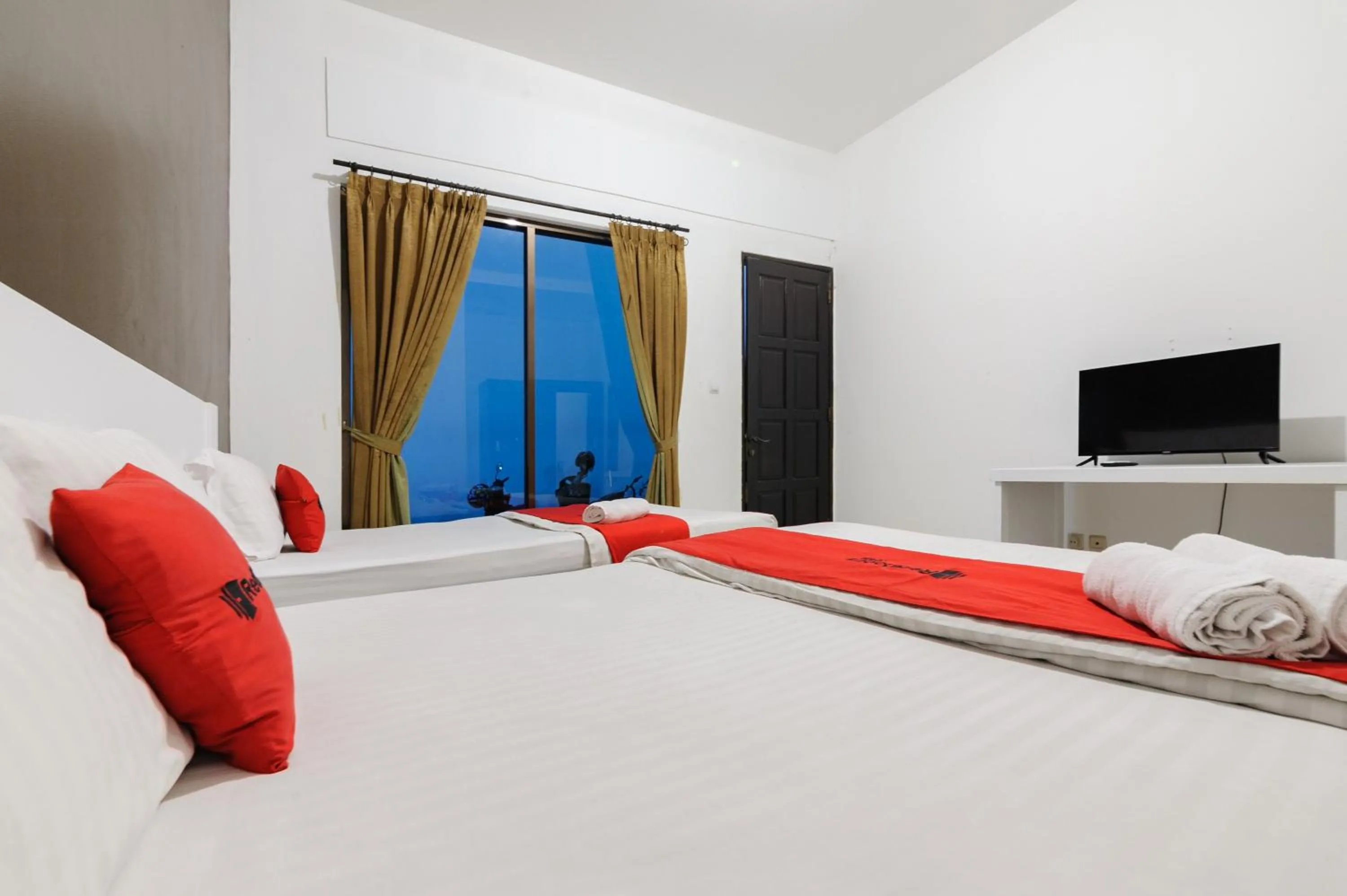 Bedroom, Bed in RedDoorz Syariah near Taman Air Mancur Bogor