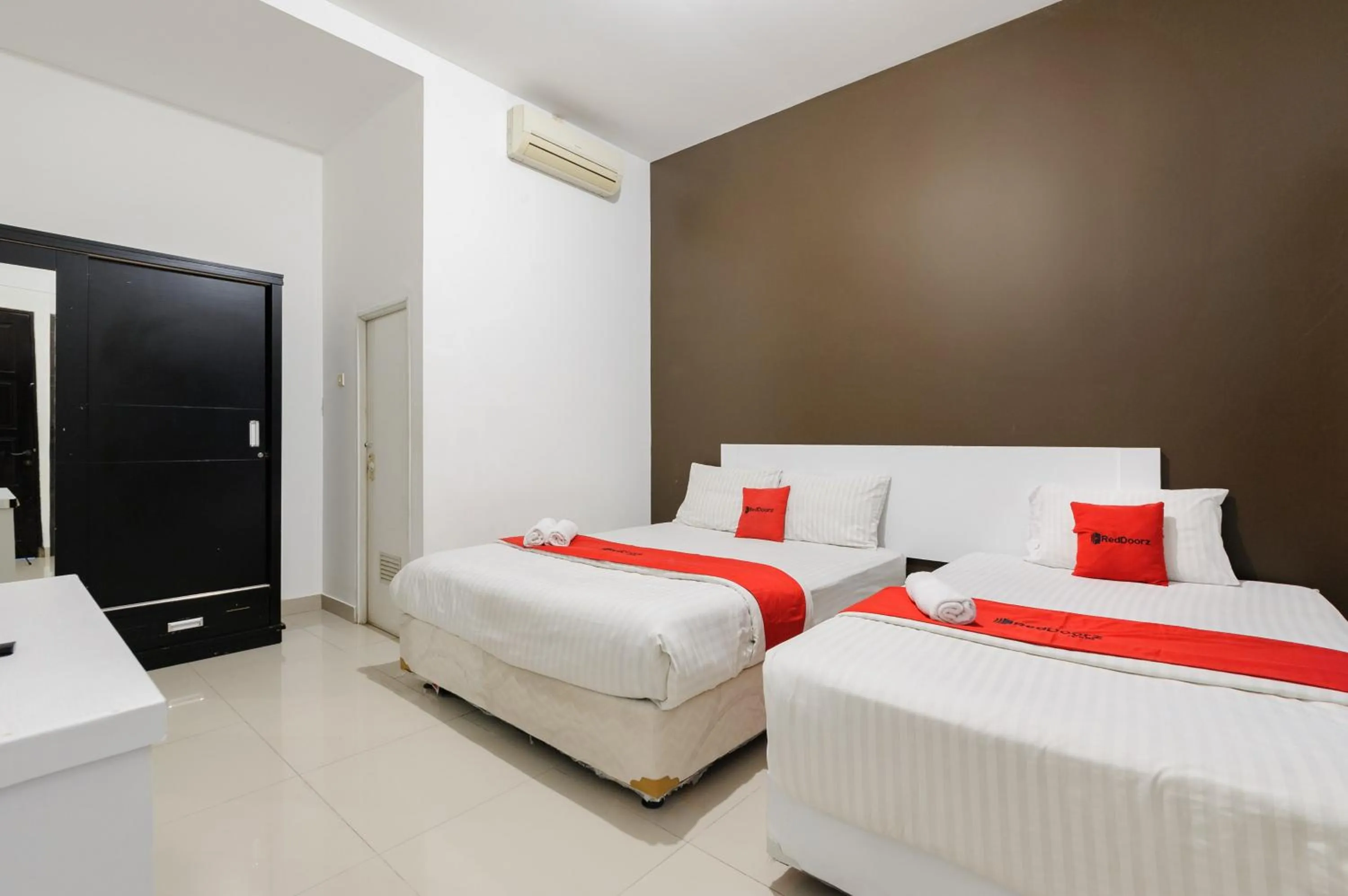 Bedroom, Bed in RedDoorz Syariah near Taman Air Mancur Bogor