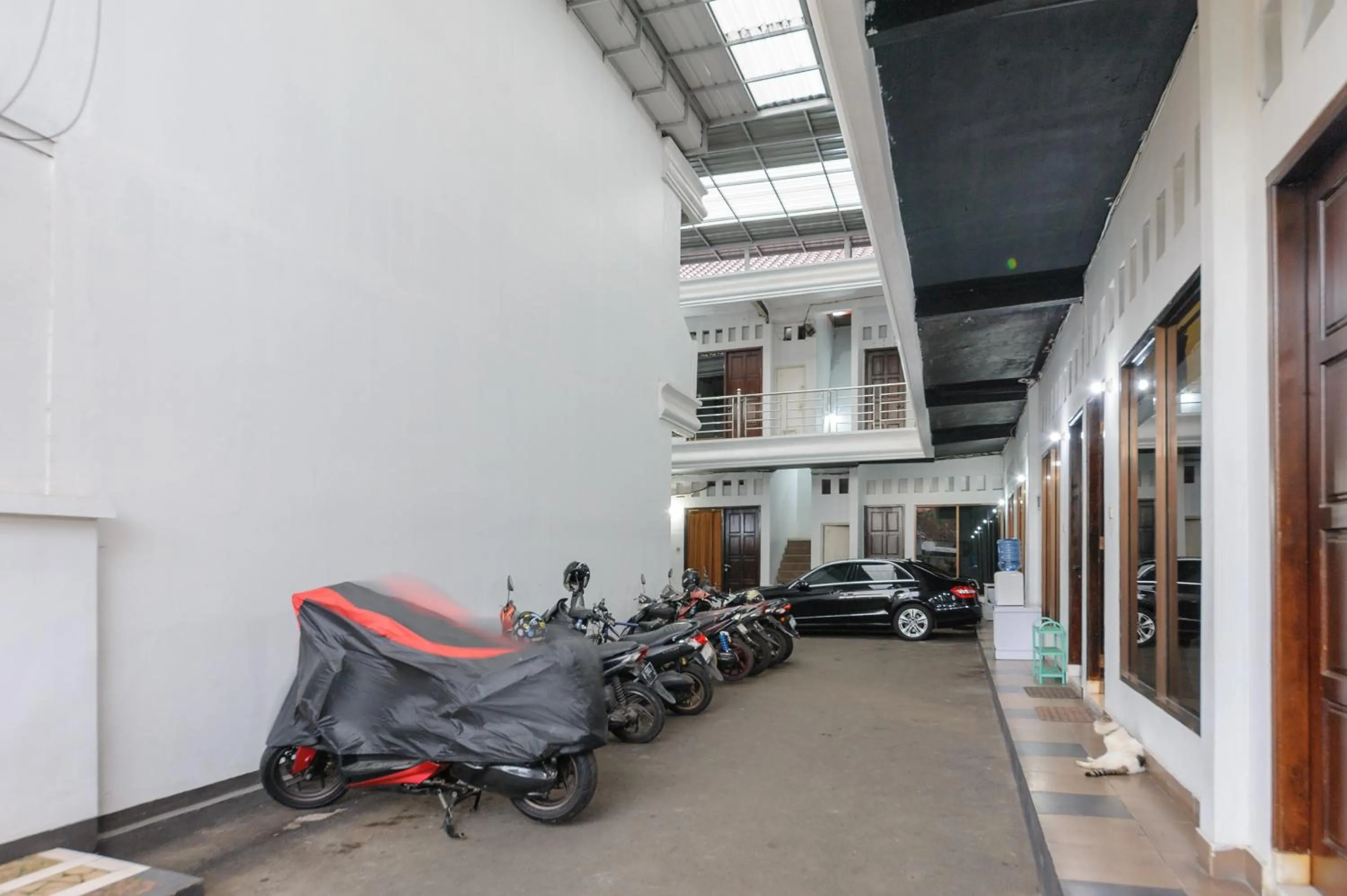 Parking in RedDoorz Syariah near Taman Air Mancur Bogor