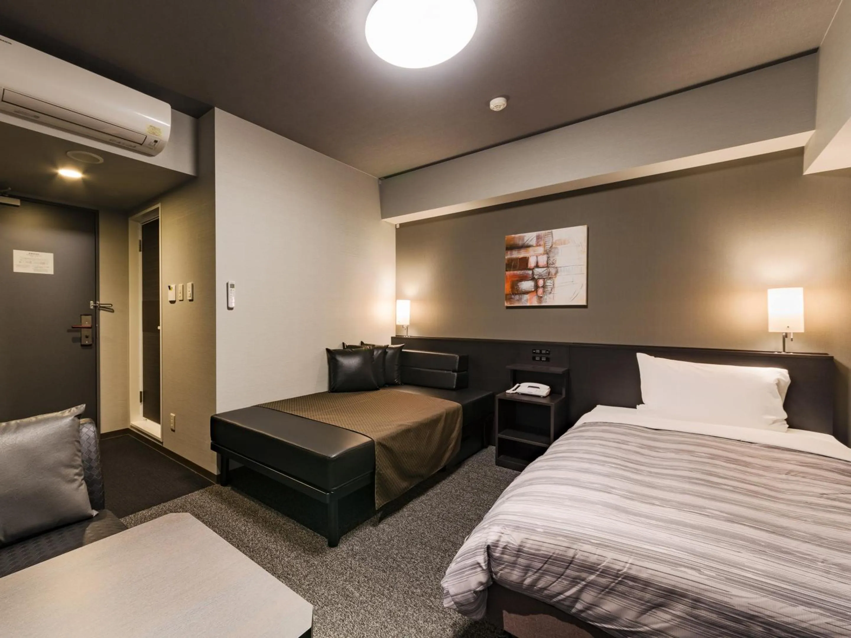 Photo of the whole room, Bed in Hotel Route-Inn Grand Ota Ekimae