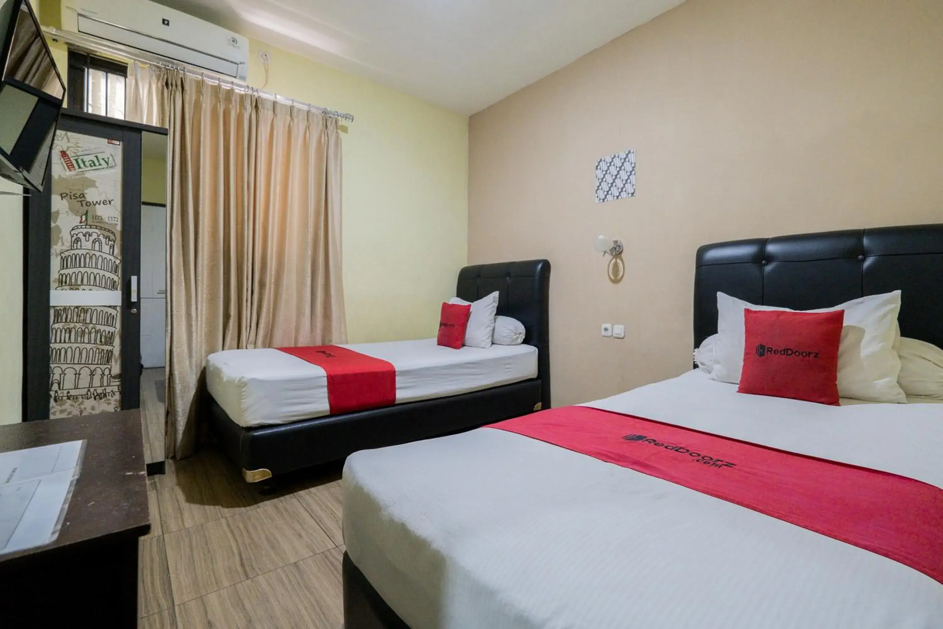 Twin Room in RedDoorz near Surabaya Town Square Twin Room in RedDoorz near Surabaya Town Square