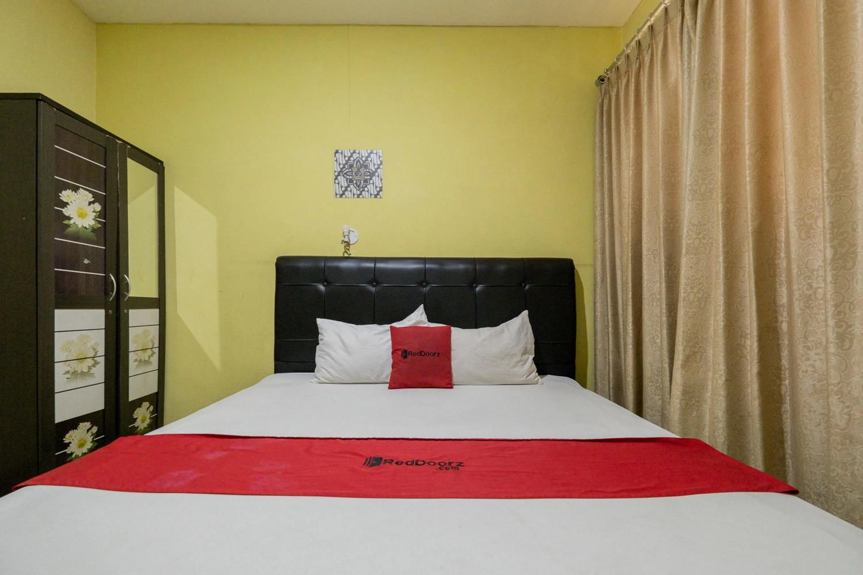 Bed in RedDoorz near Surabaya Town Square