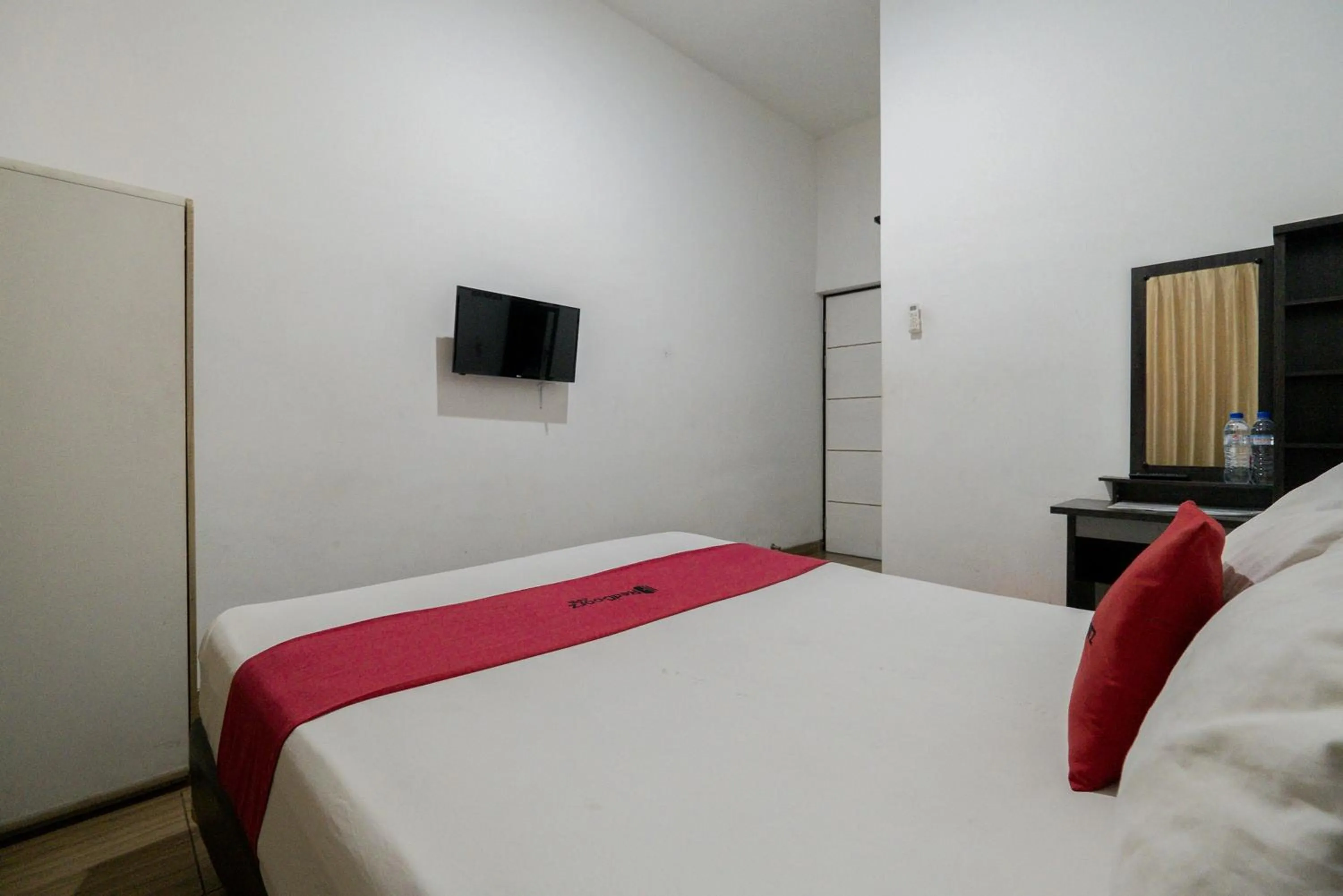 Bed in RedDoorz near Surabaya Town Square
