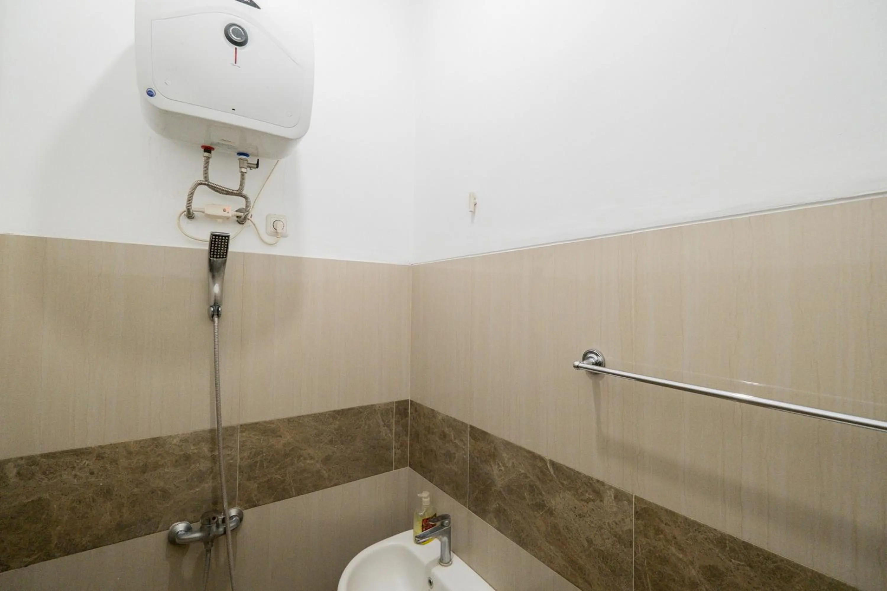 Shower in RedDoorz near Surabaya Town Square