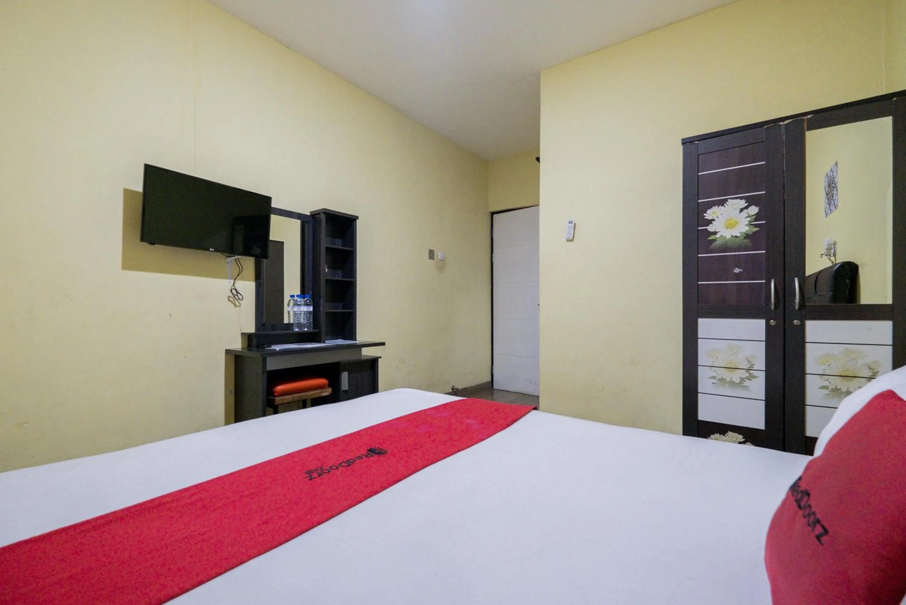 Bed in RedDoorz near Surabaya Town Square