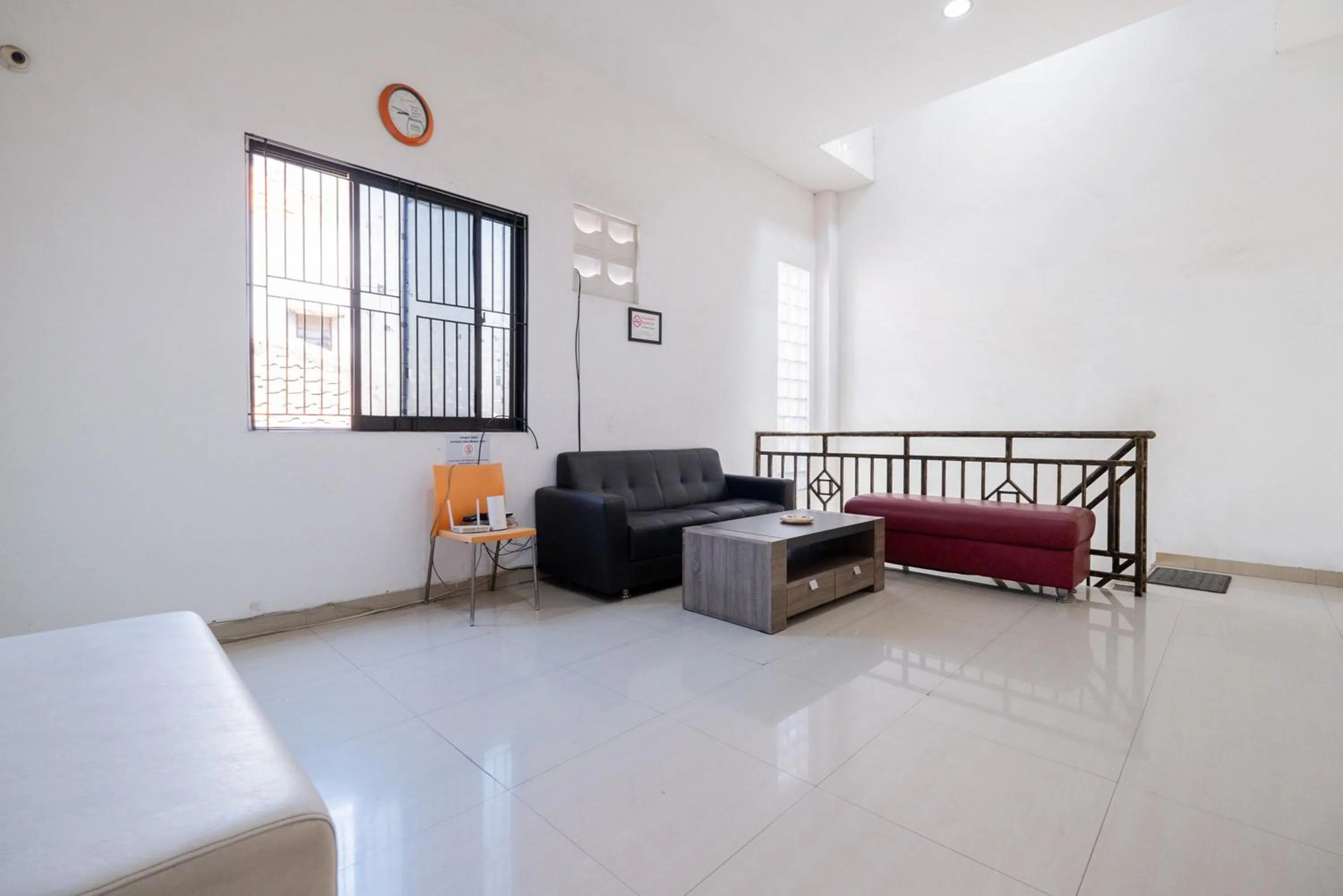 Seating area, Bed in RedDoorz near Surabaya Town Square