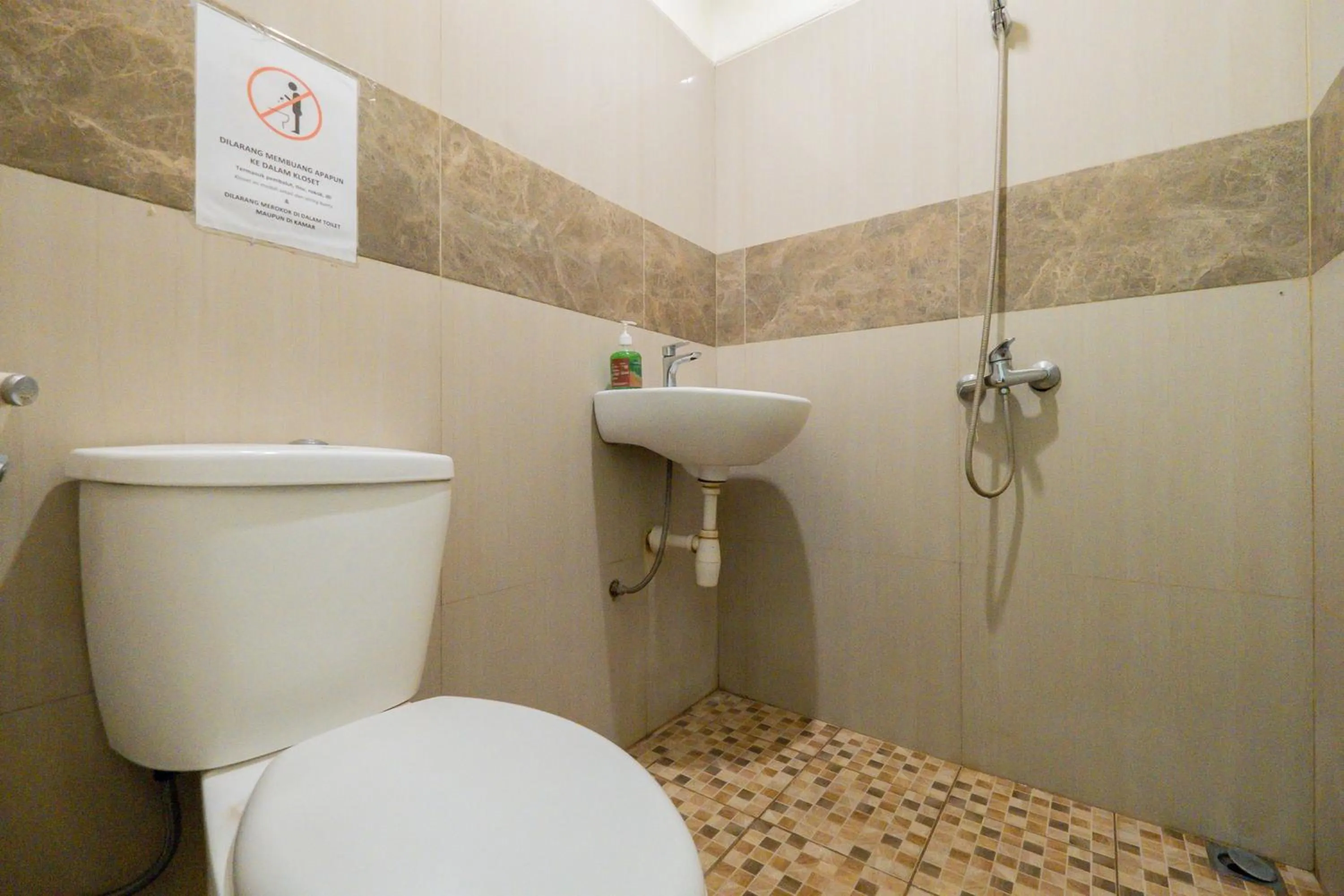 Shower in RedDoorz near Surabaya Town Square