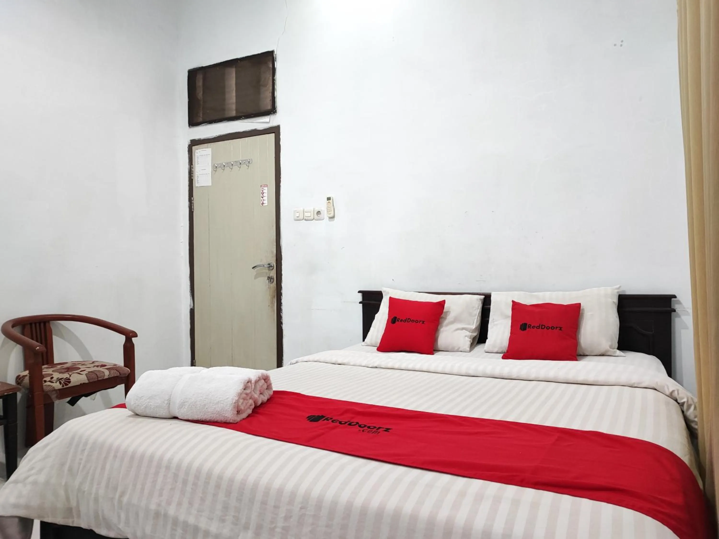 Bedroom, Bed in RedDoorz Syariah near Universitas Batanghari Jambi