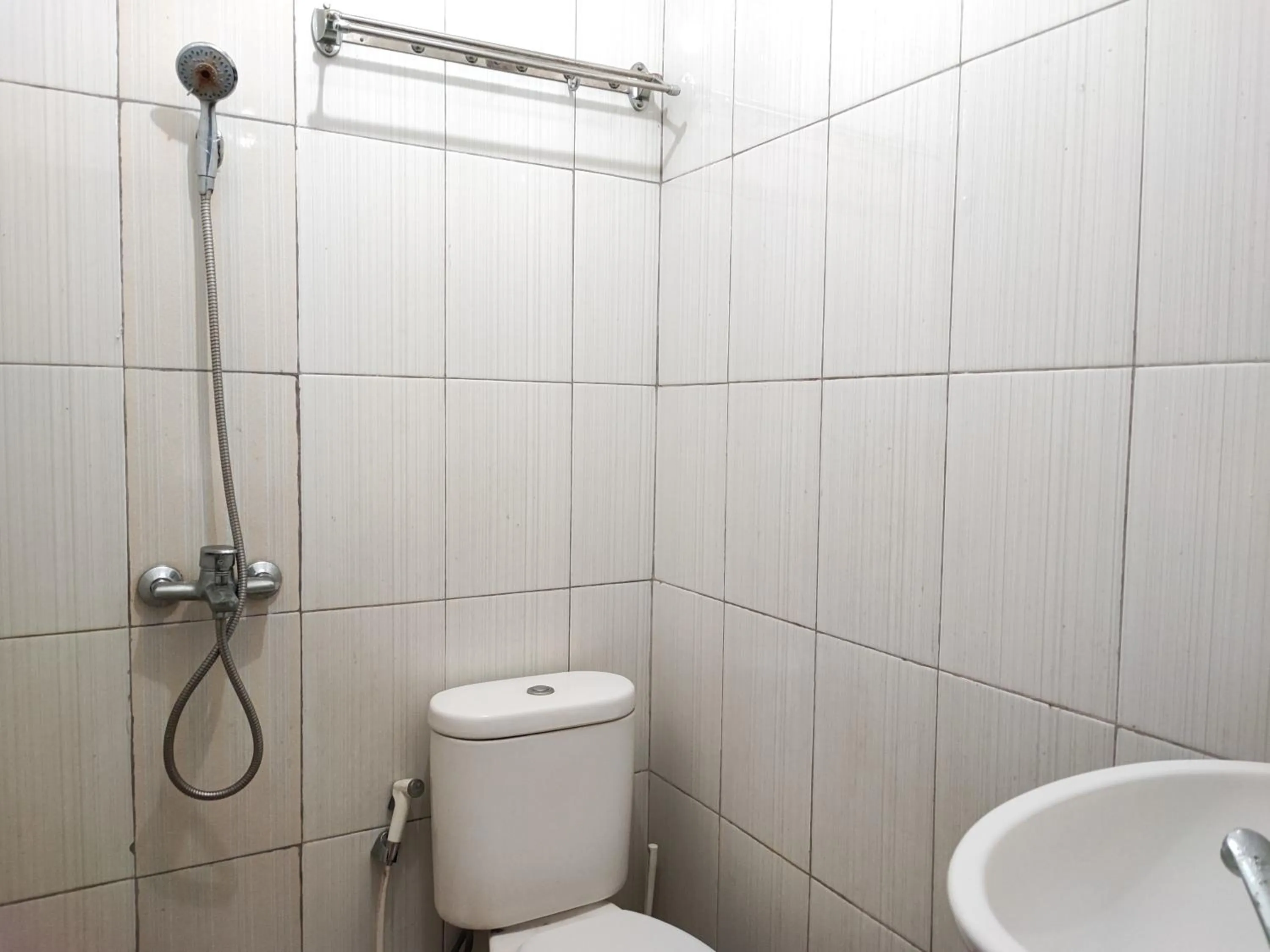 Bathroom in RedDoorz Syariah near Universitas Batanghari Jambi