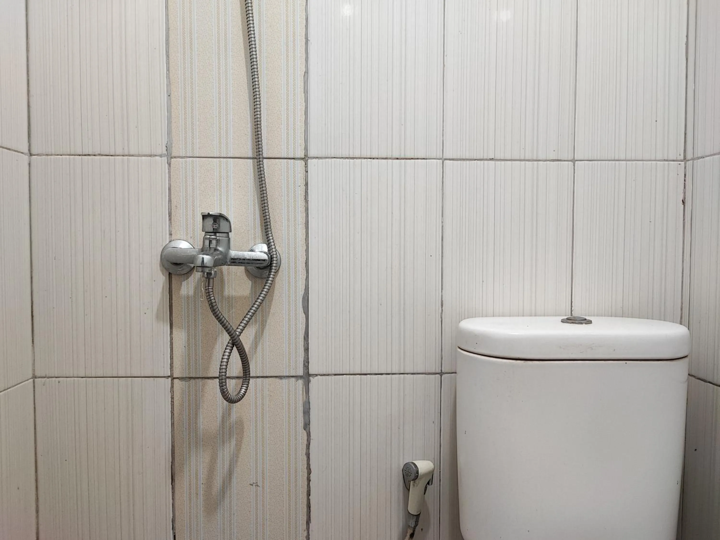 Bathroom in RedDoorz Syariah near Universitas Batanghari Jambi