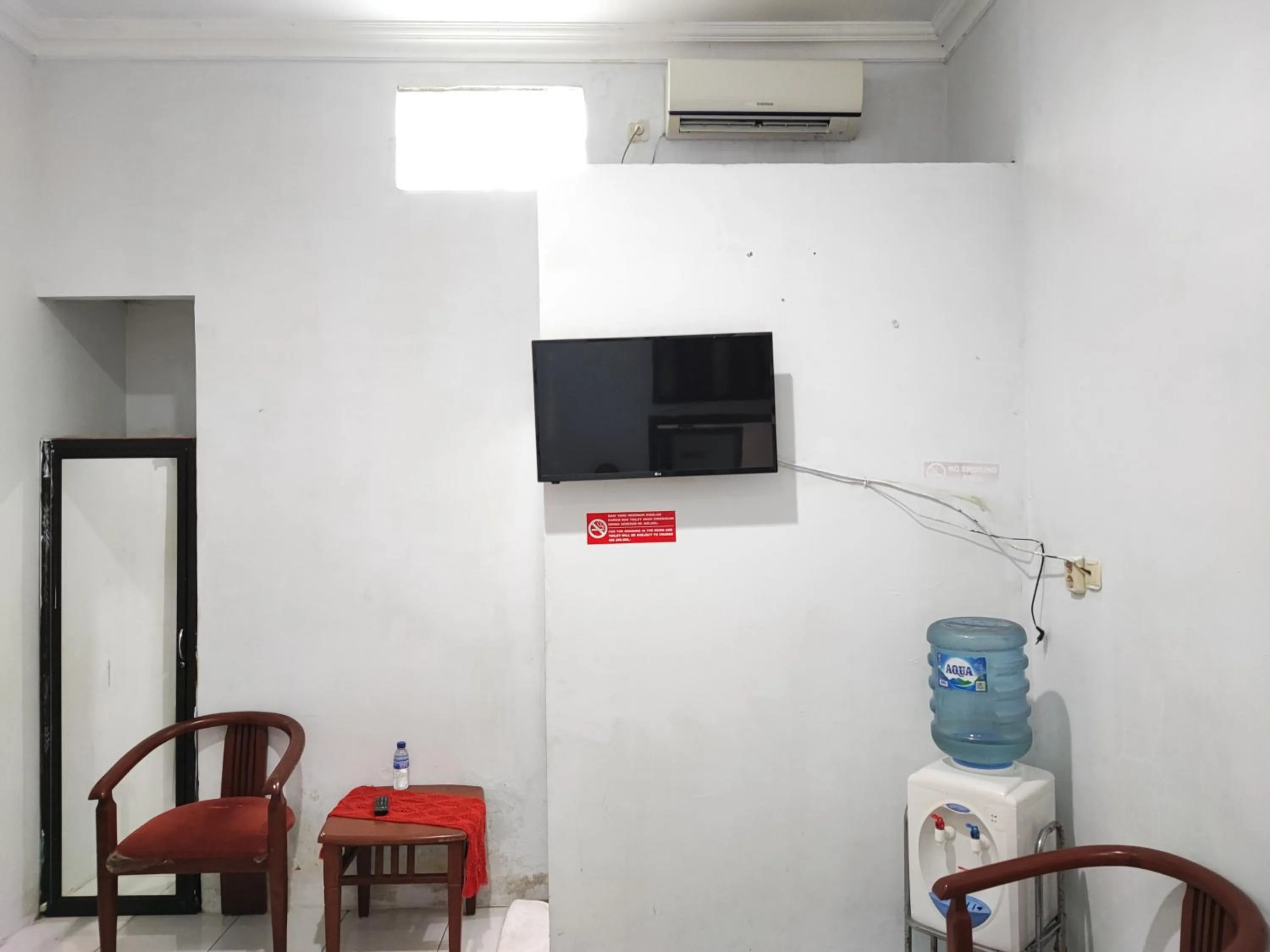 TV and multimedia in RedDoorz Syariah near Universitas Batanghari Jambi