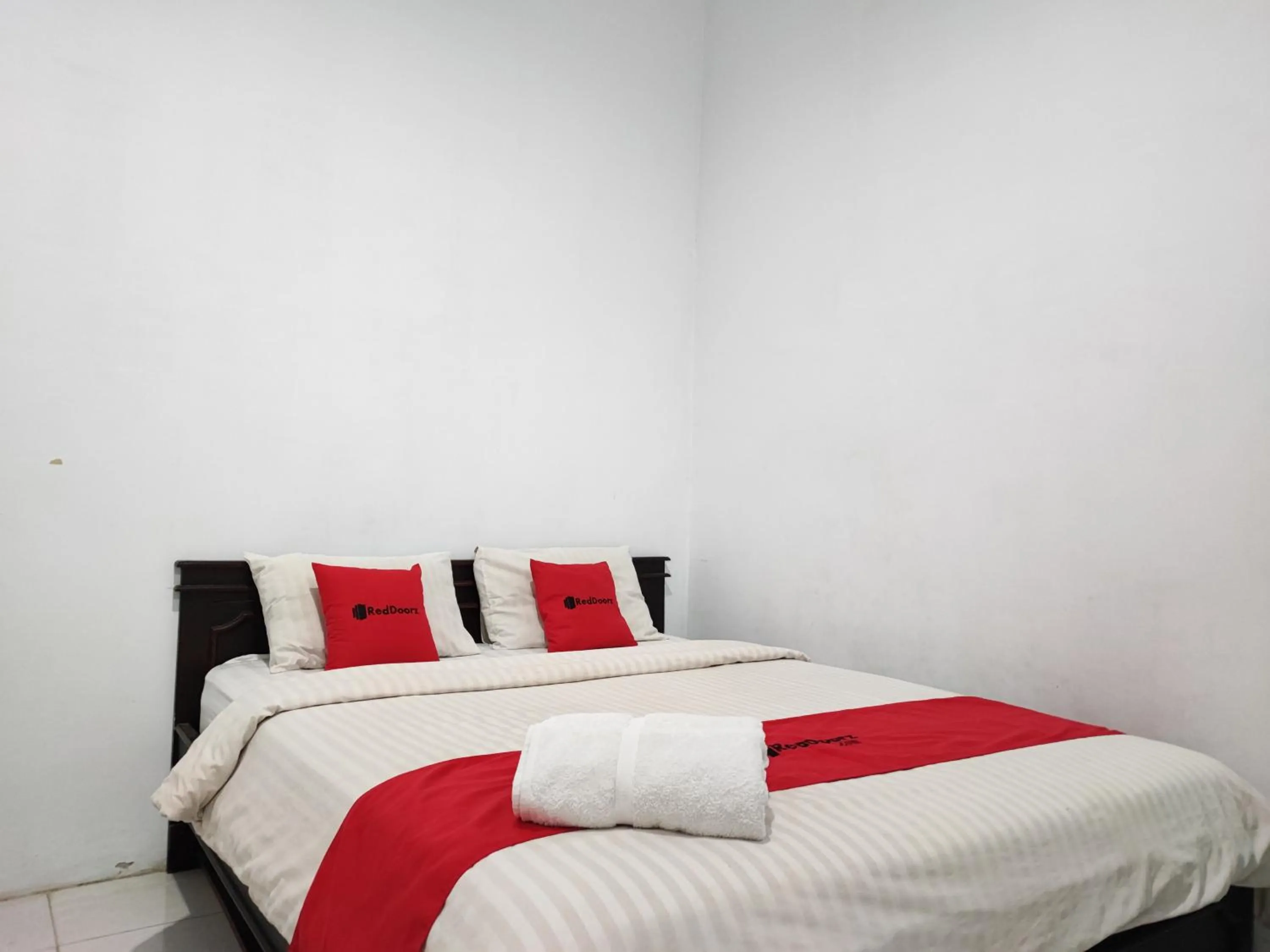 Bedroom, Bed in RedDoorz Syariah near Universitas Batanghari Jambi