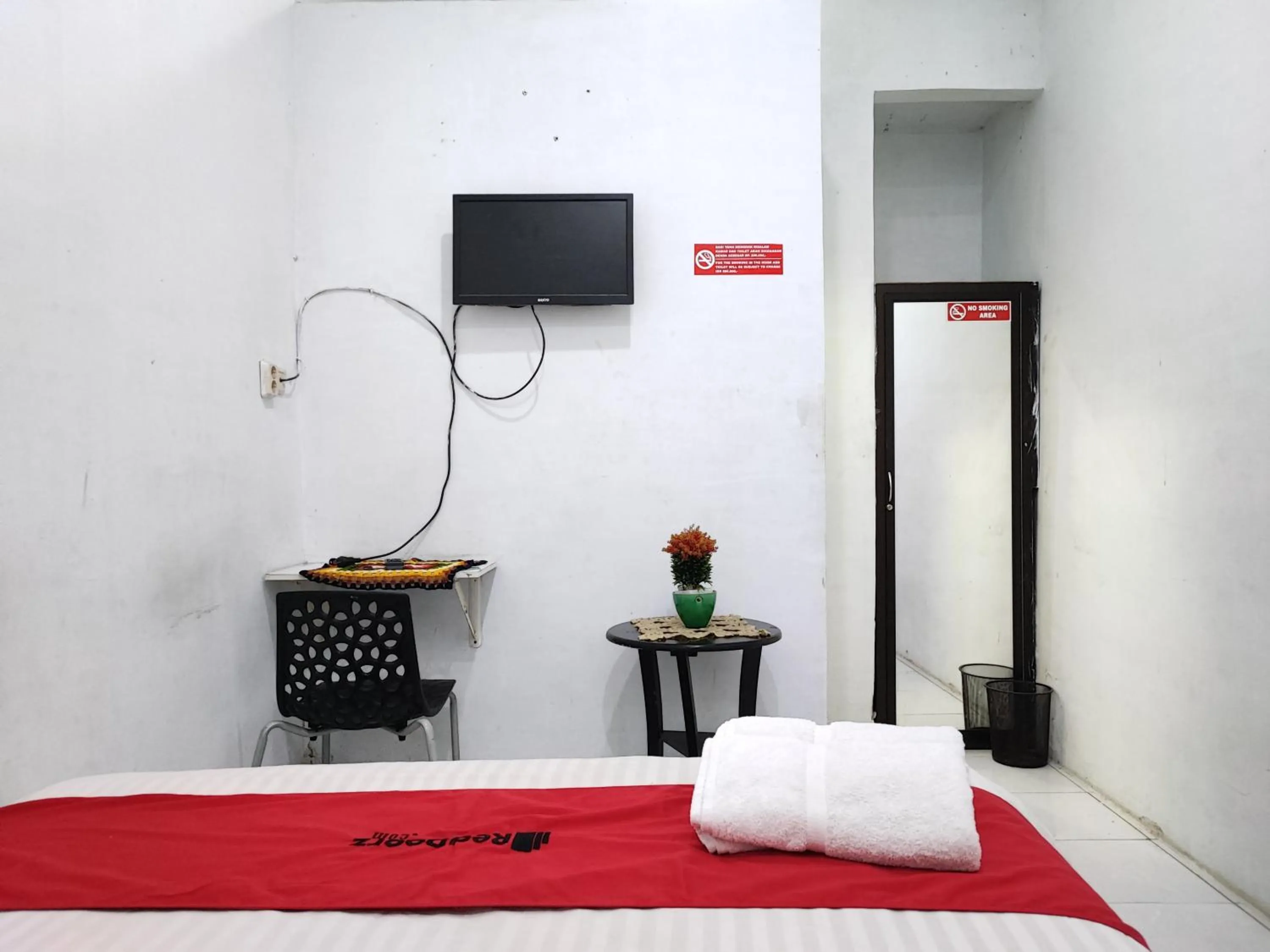 Bedroom, Bed in RedDoorz Syariah near Universitas Batanghari Jambi