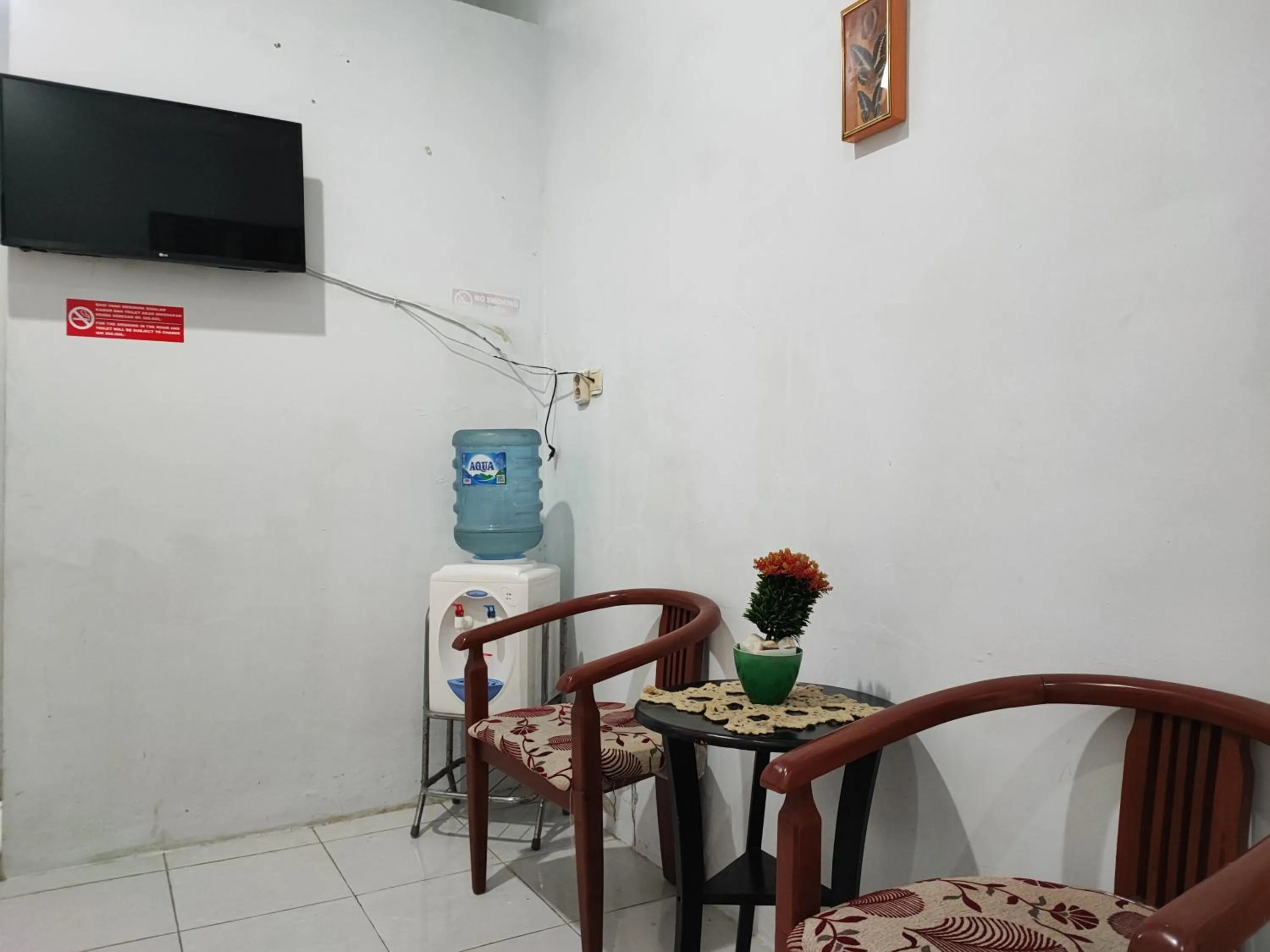 Seating area in RedDoorz Syariah near Universitas Batanghari Jambi