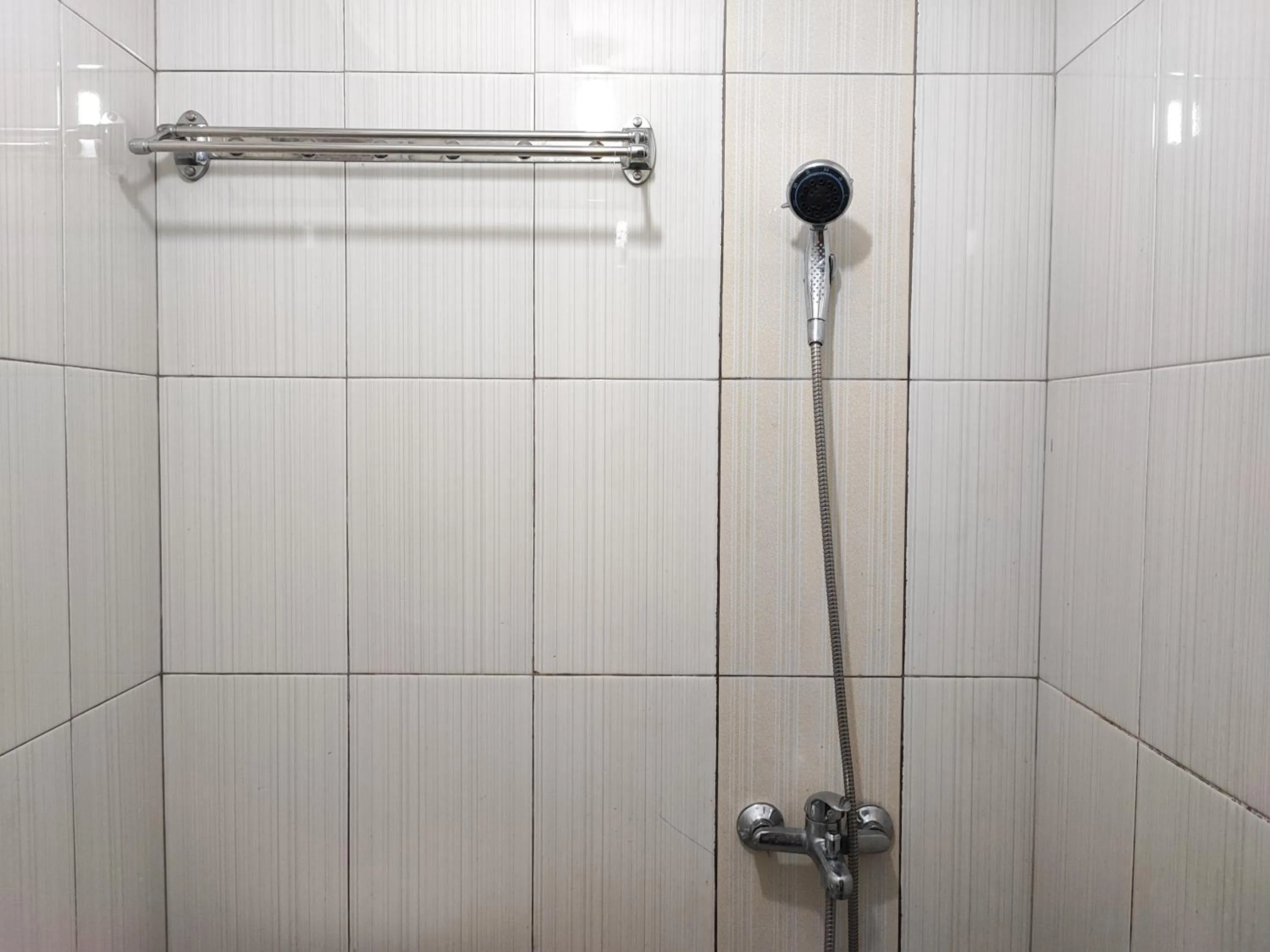 Shower in RedDoorz Syariah near Universitas Batanghari Jambi