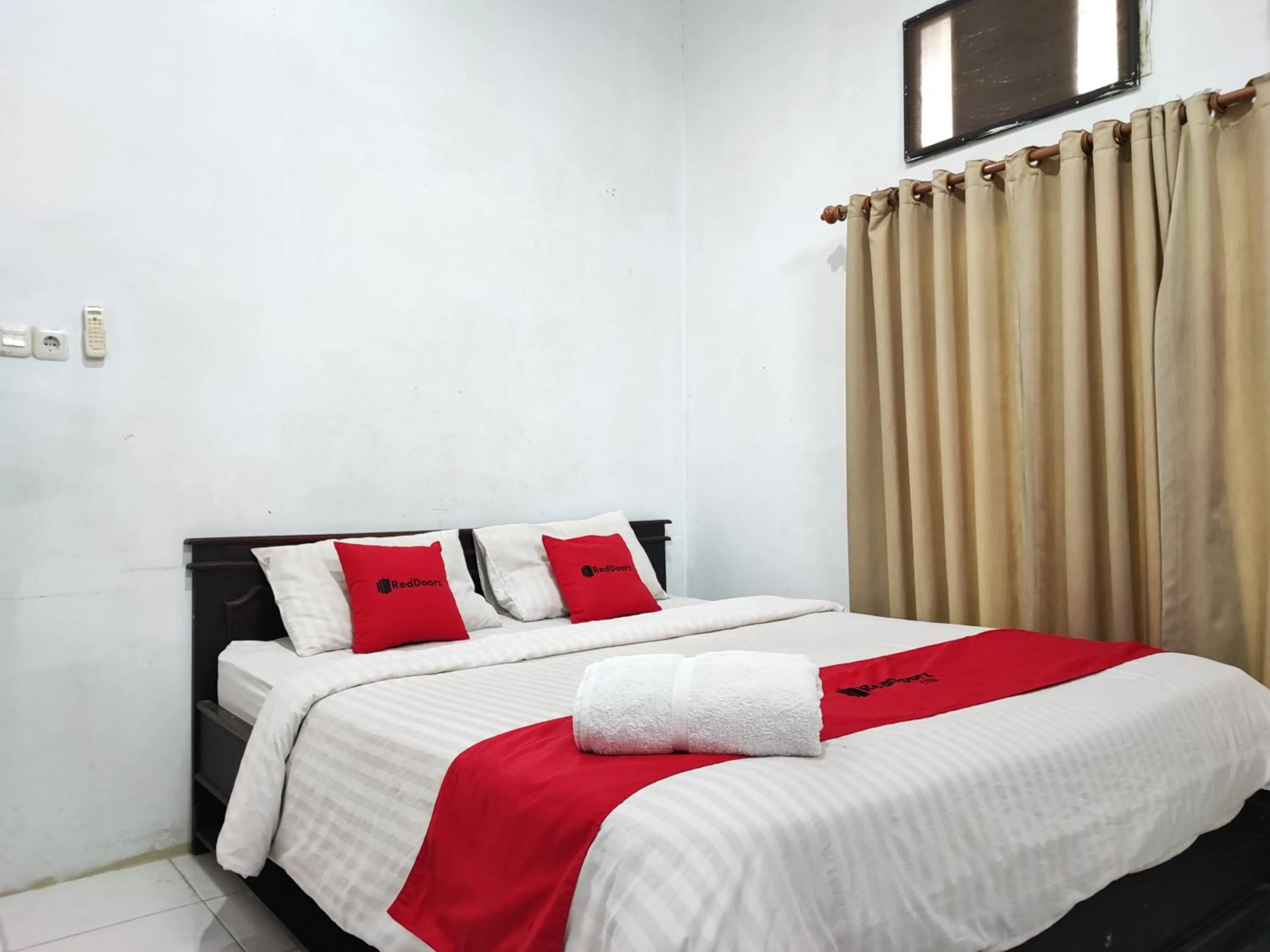 Bedroom, Bed in RedDoorz Syariah near Universitas Batanghari Jambi