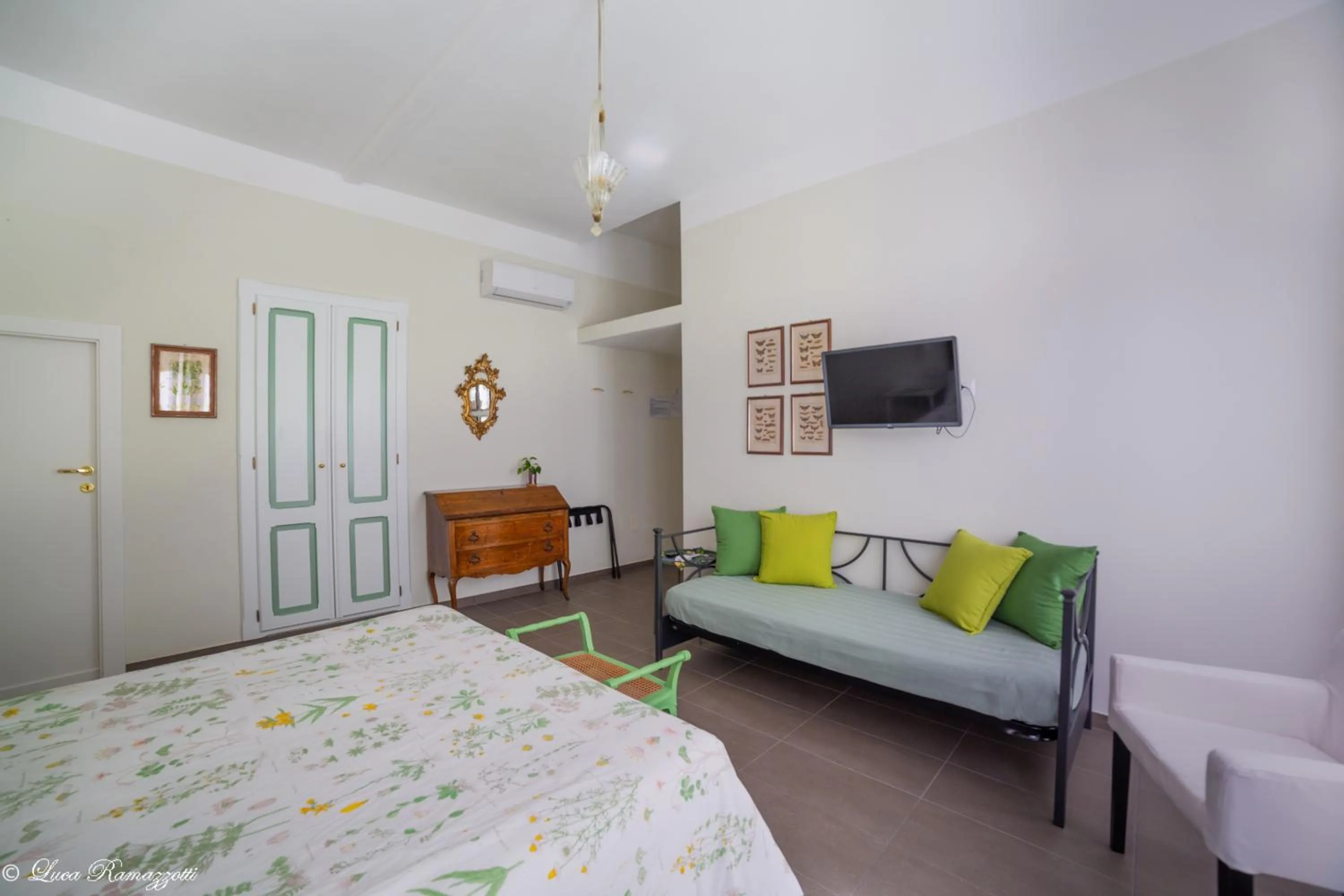 Photo of the whole room, Bed in Janna 'e Mare