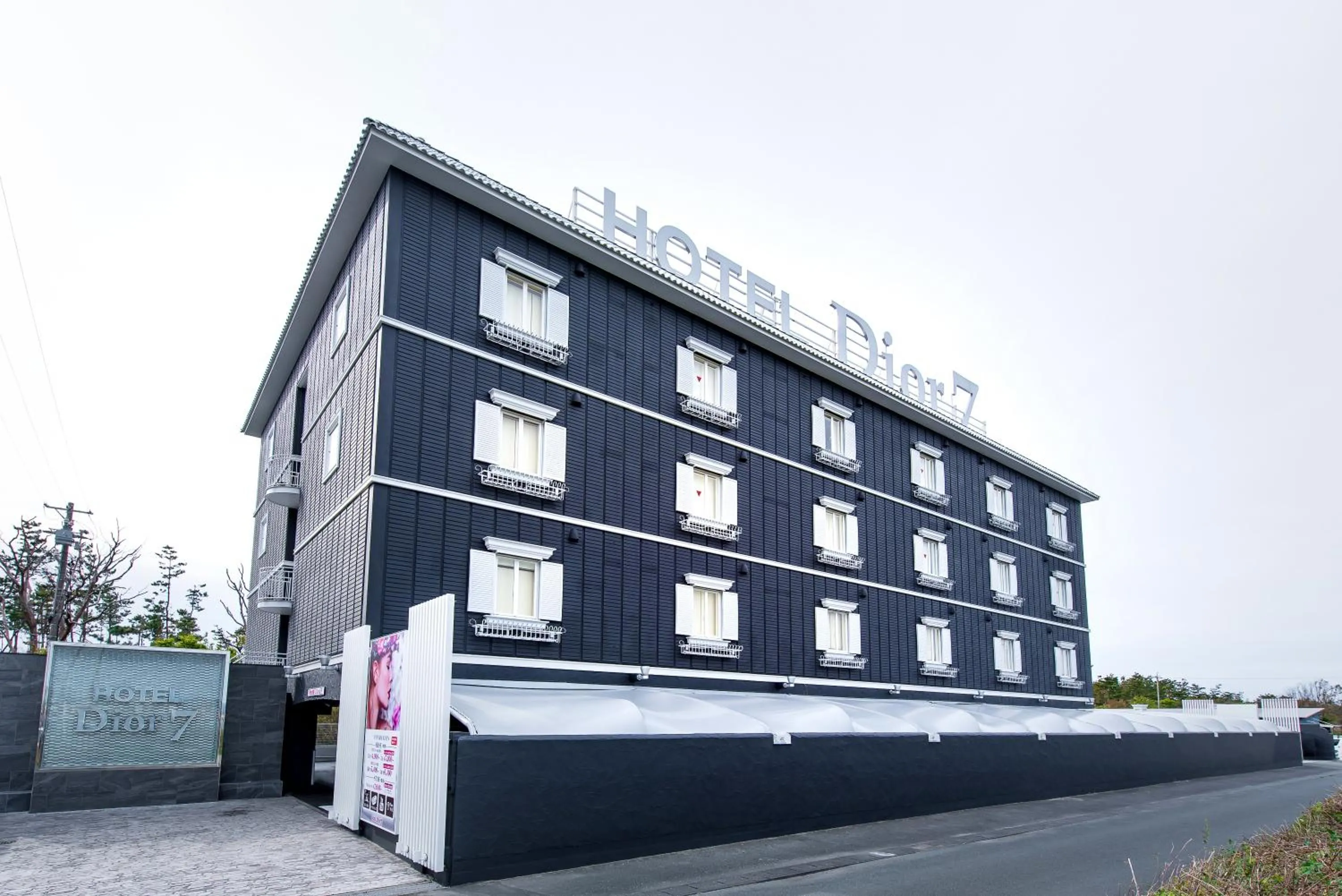 Property building in HOTEL Dior7