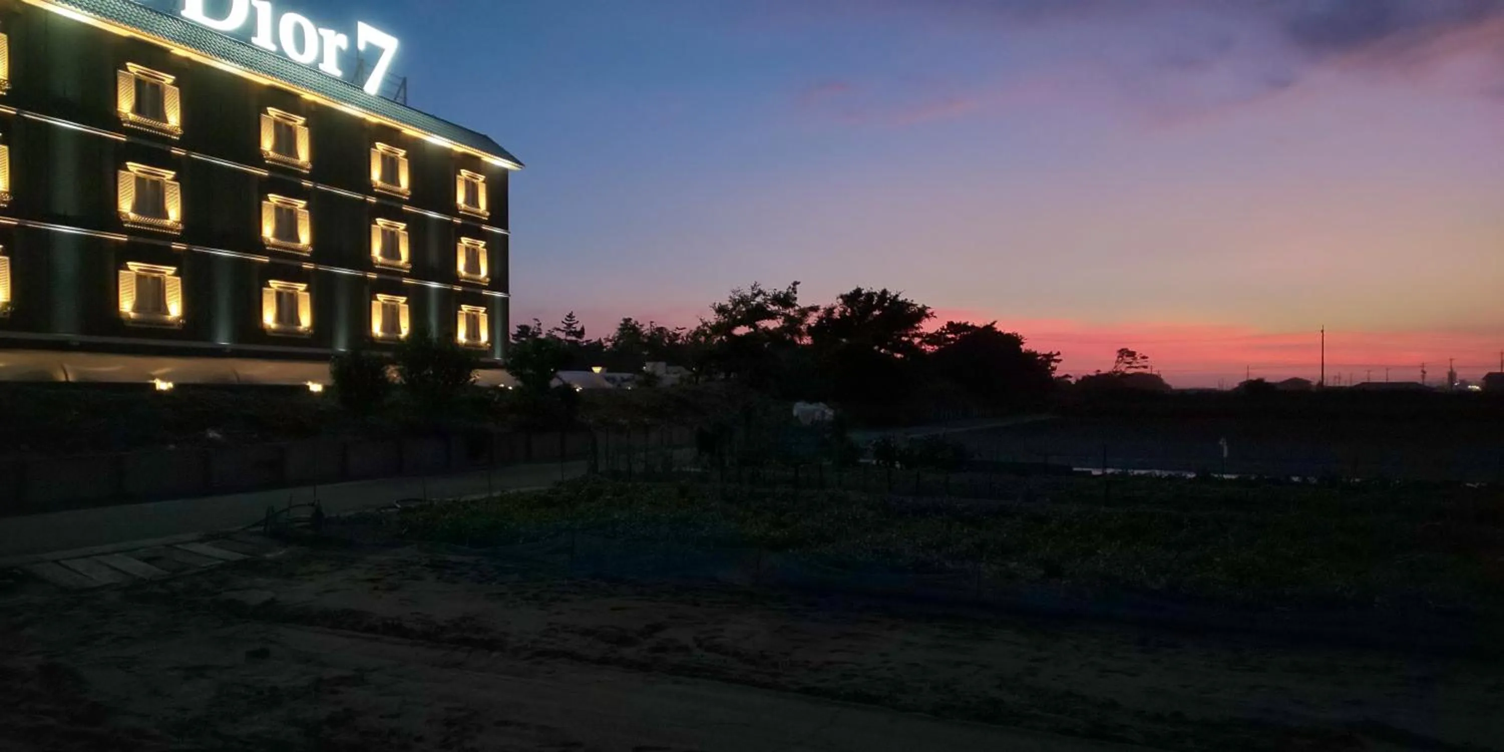 Sunset in HOTEL Dior7