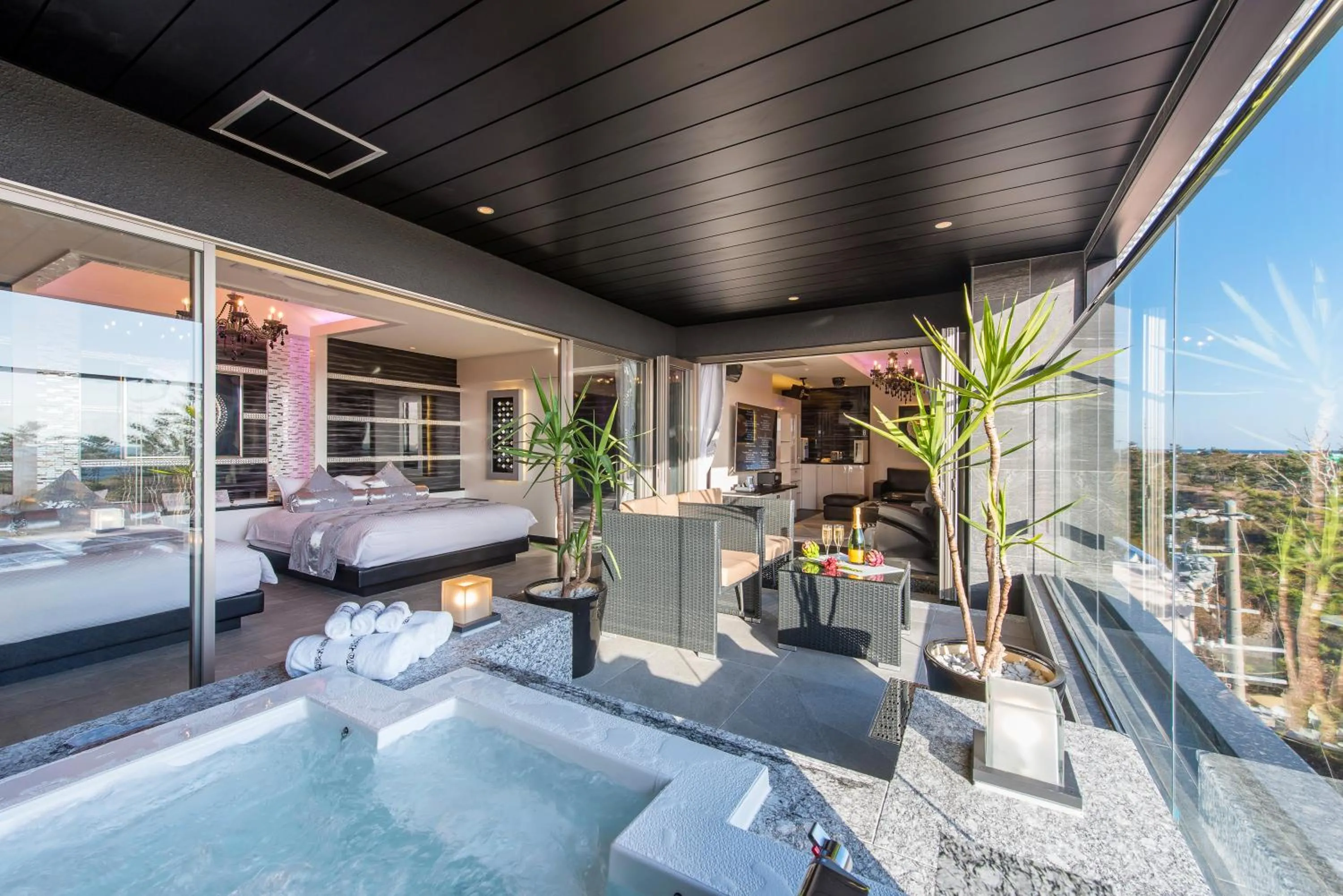 Inner courtyard view in HOTEL Dior7