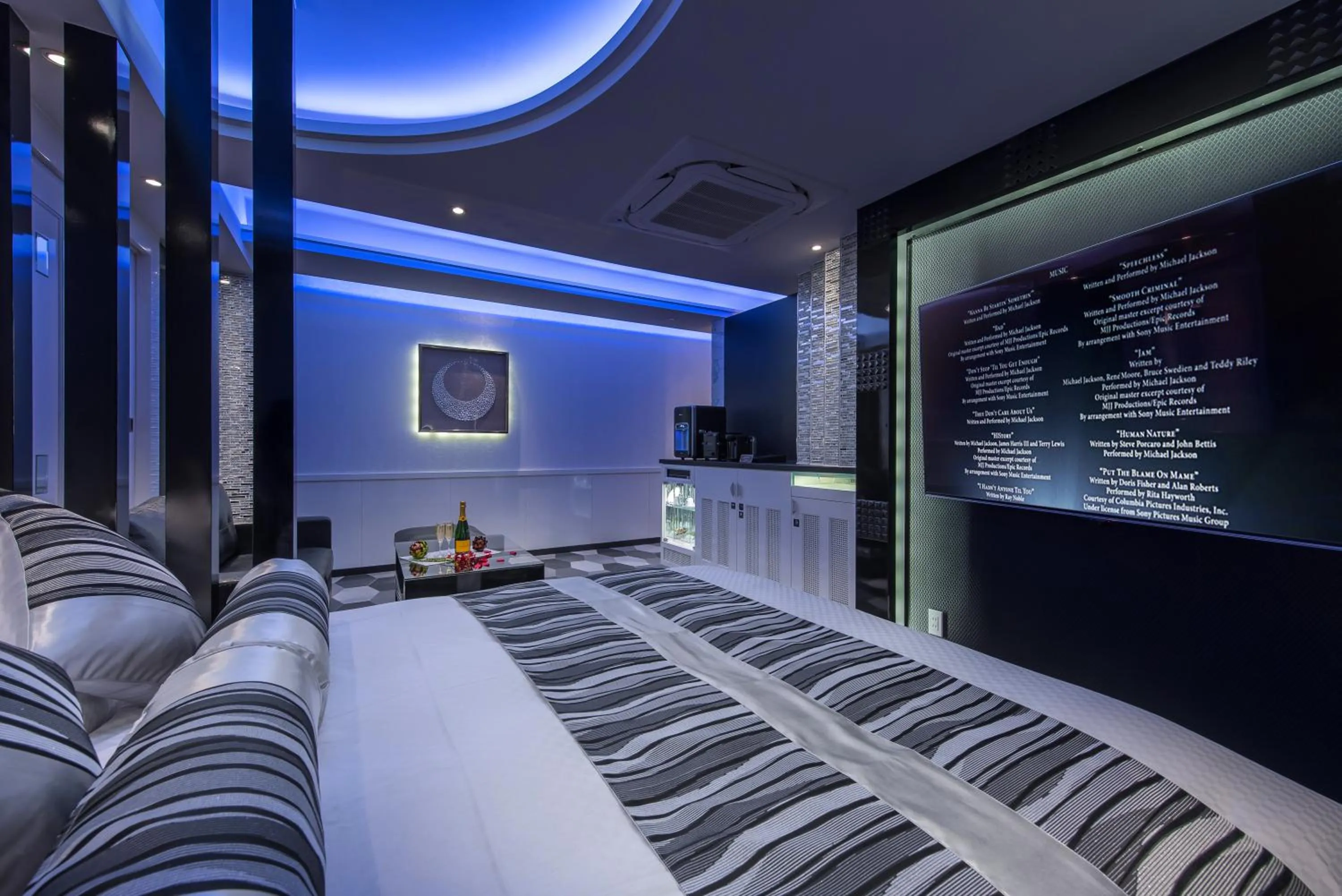 TV and multimedia in HOTEL Dior7