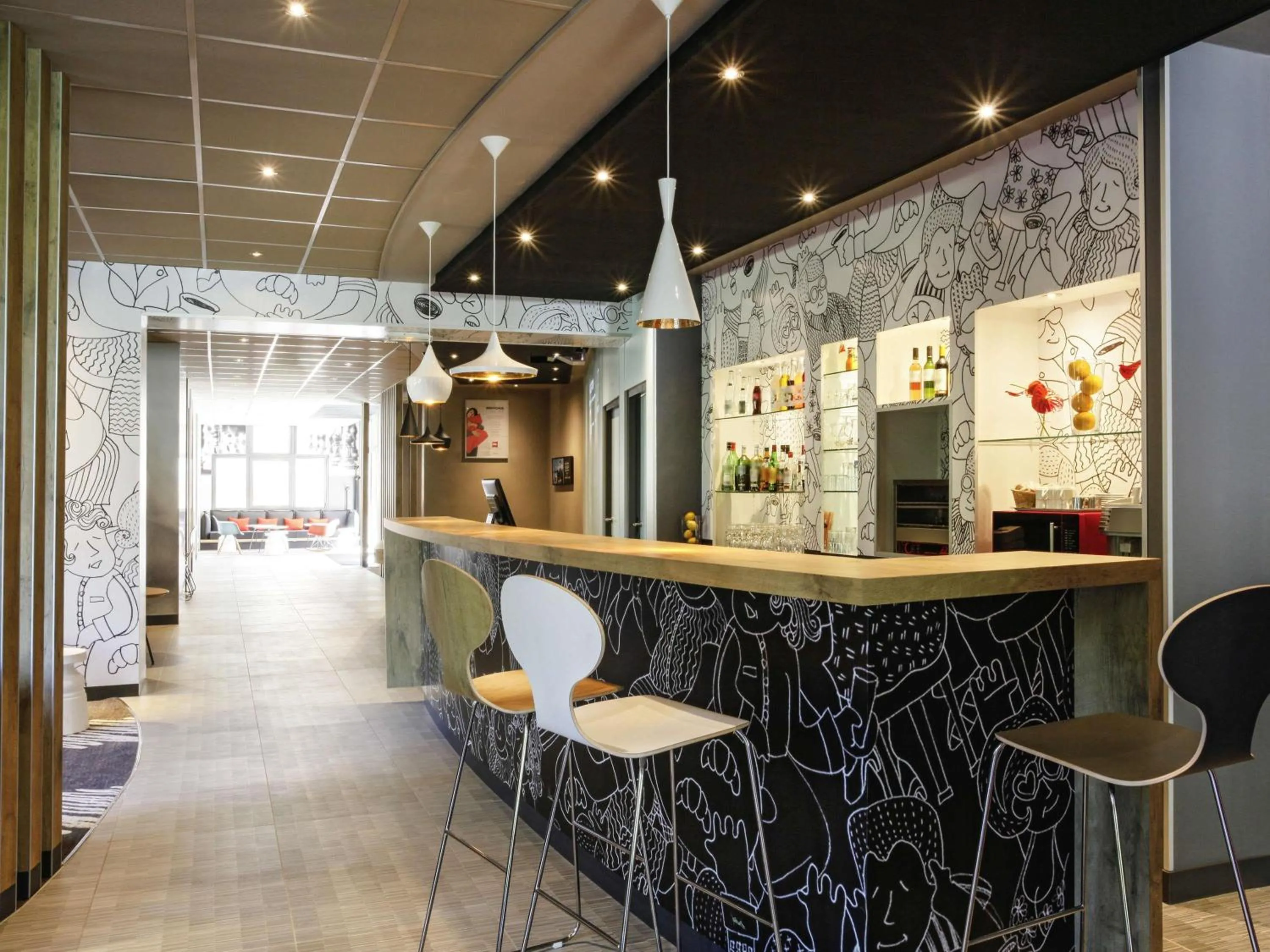 Lounge or bar in ibis Hyeres Centre