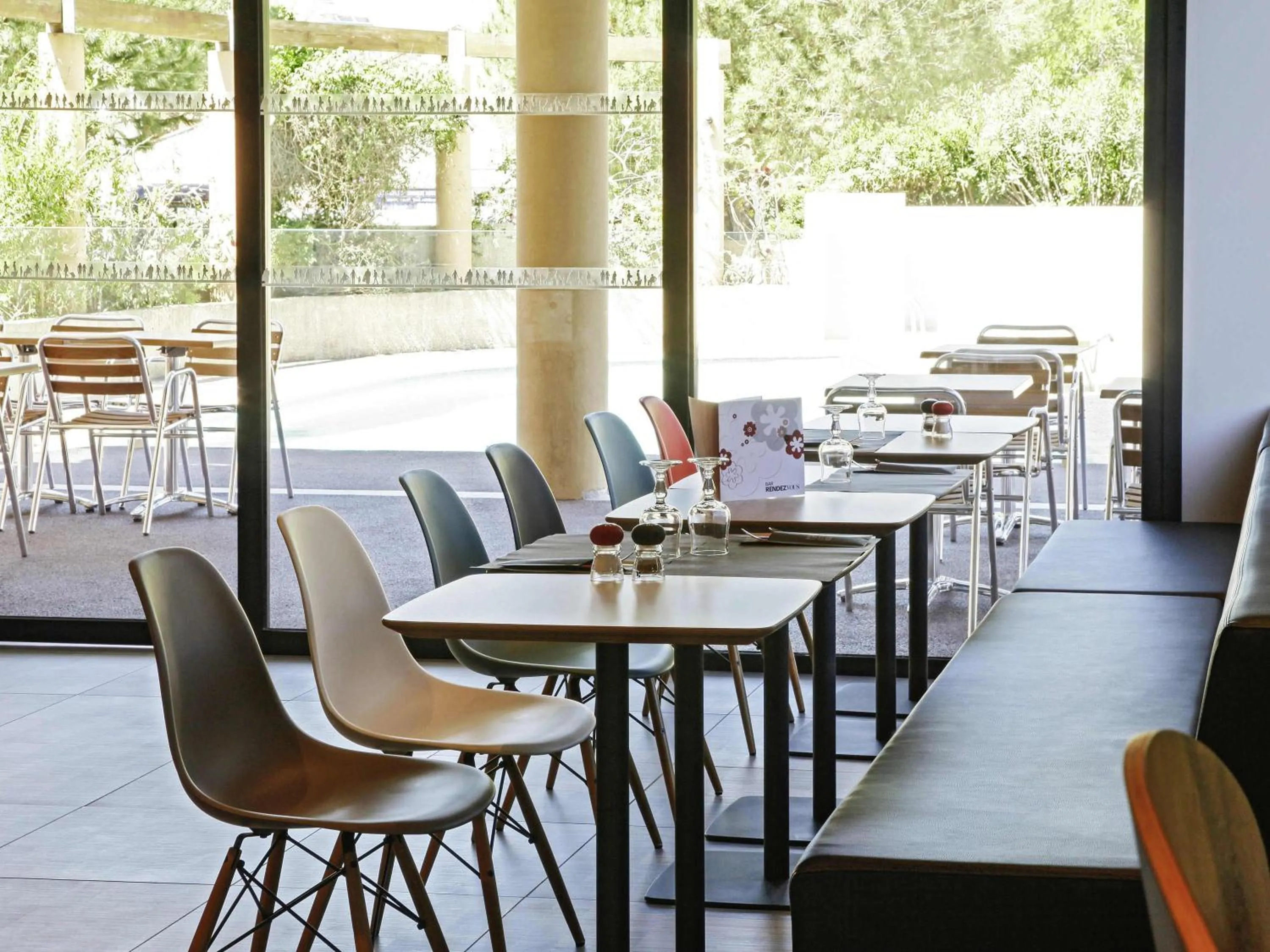 Lounge or bar in ibis Hyeres Centre