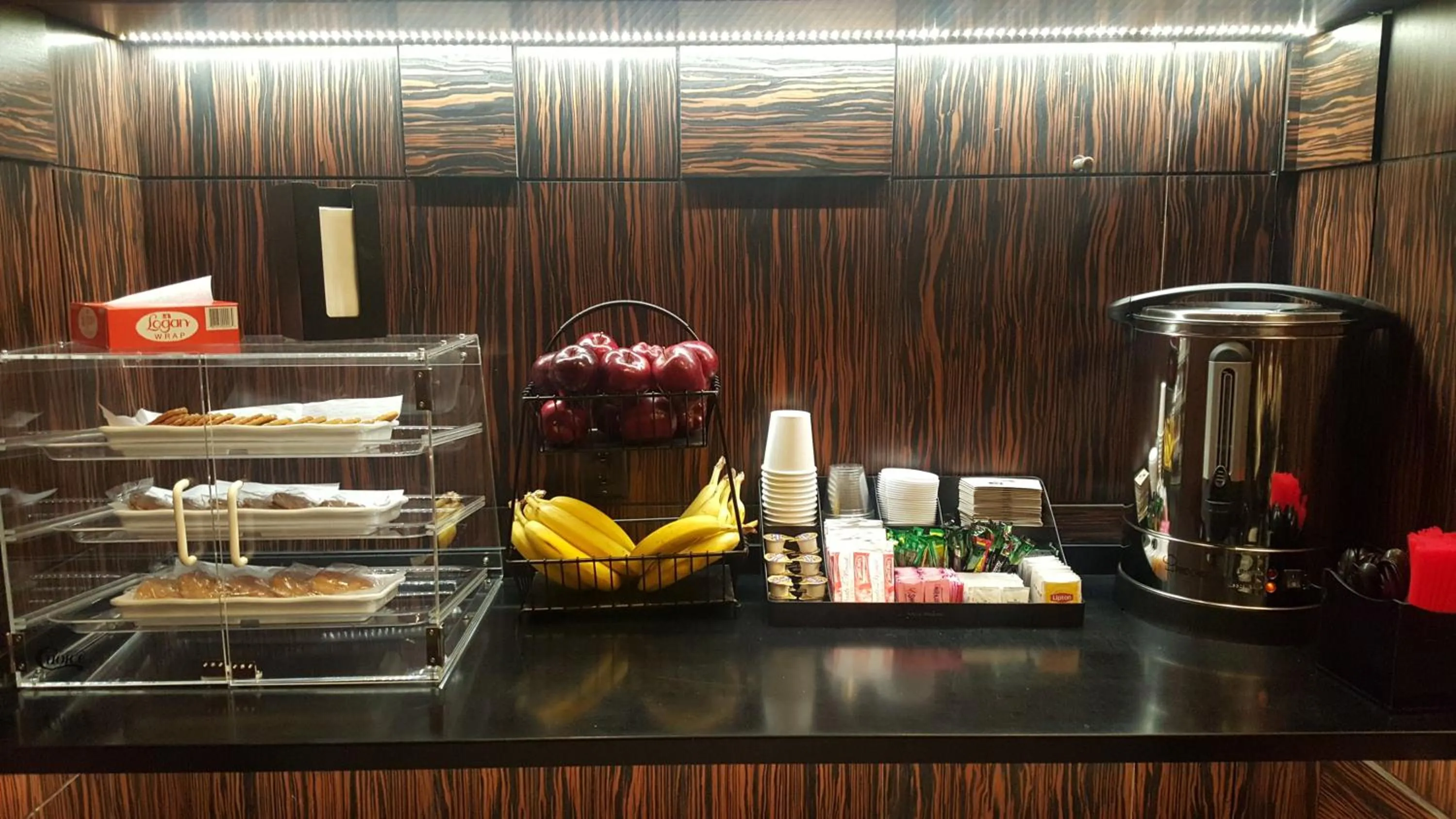 Coffee/tea facilities in Americana Inn