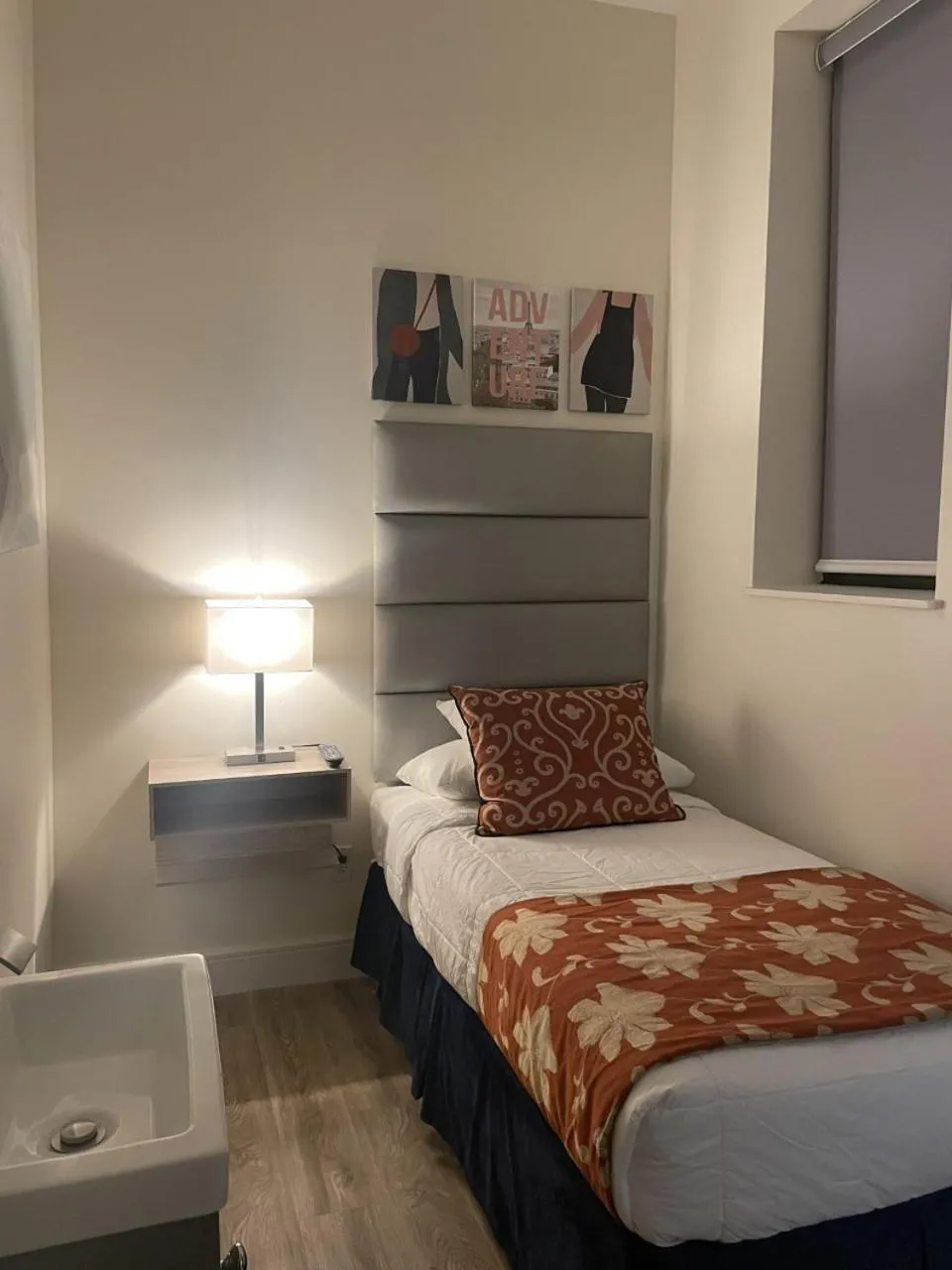 Photo of the whole room, Bed in Americana Inn