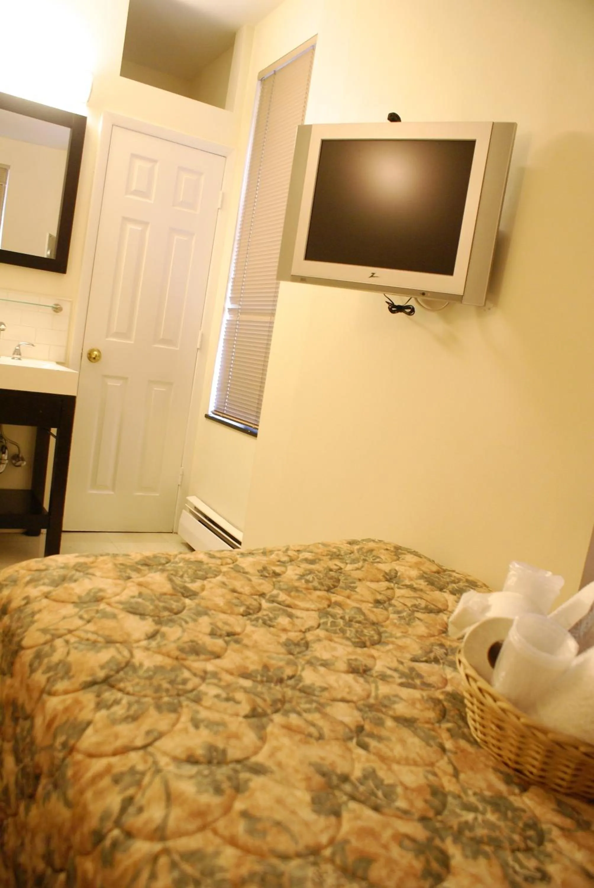 Bed in Americana Inn