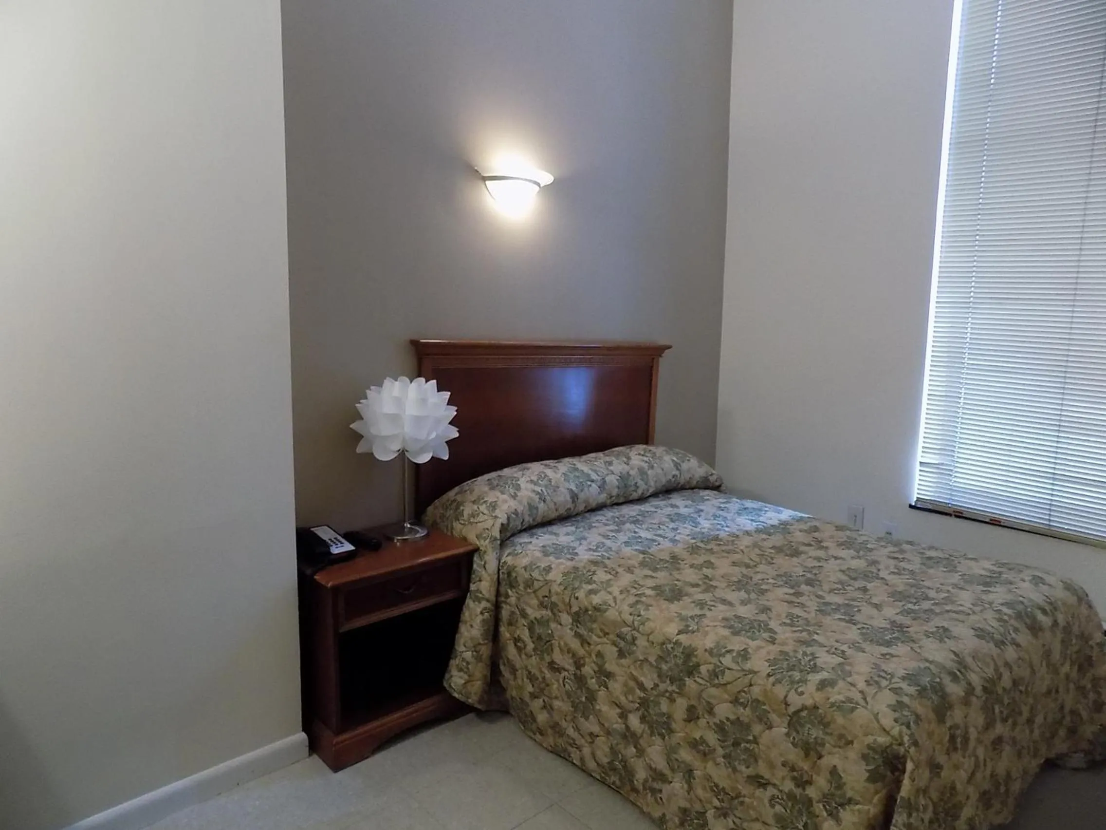 Bed in Americana Inn