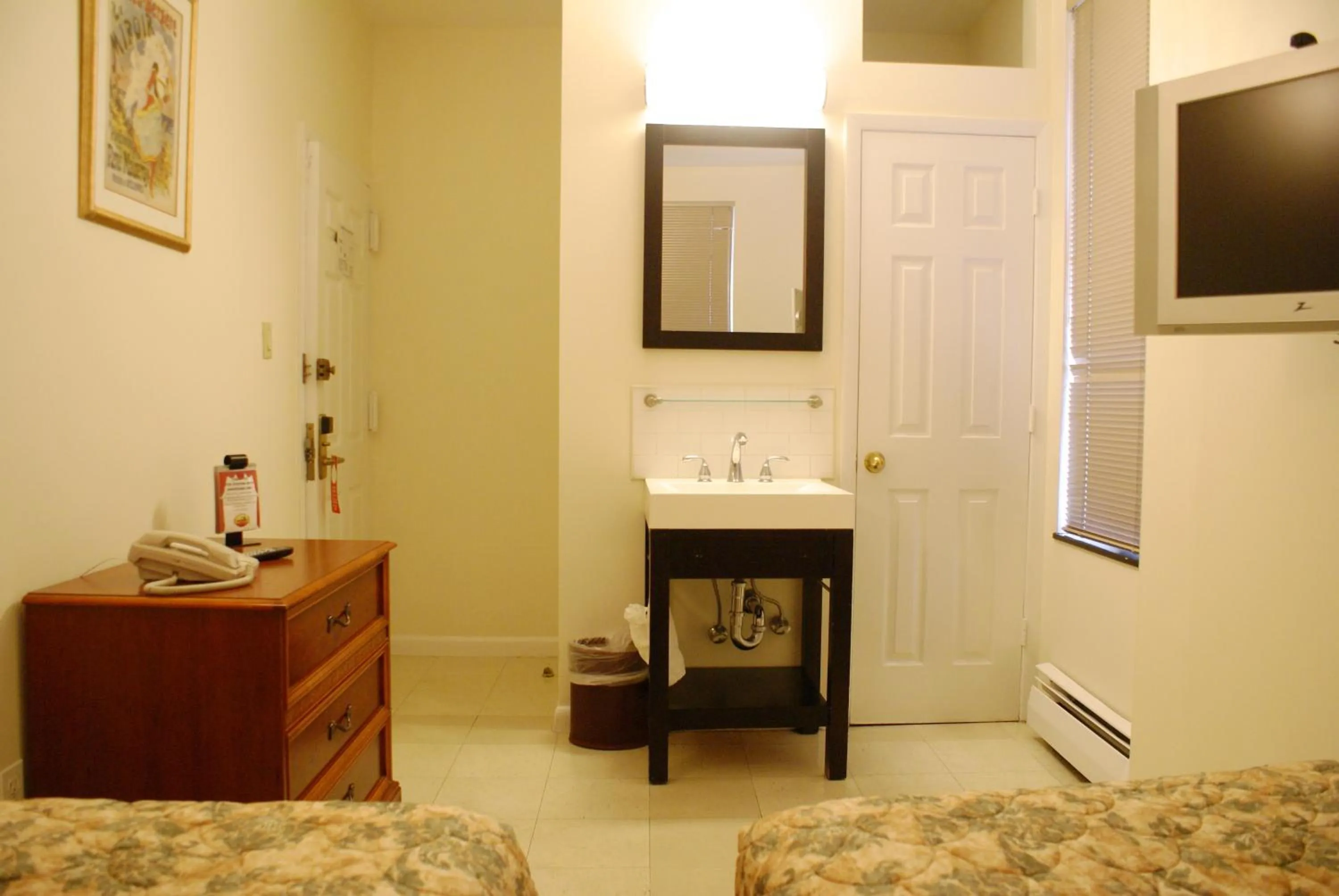 Photo of the whole room in Americana Inn