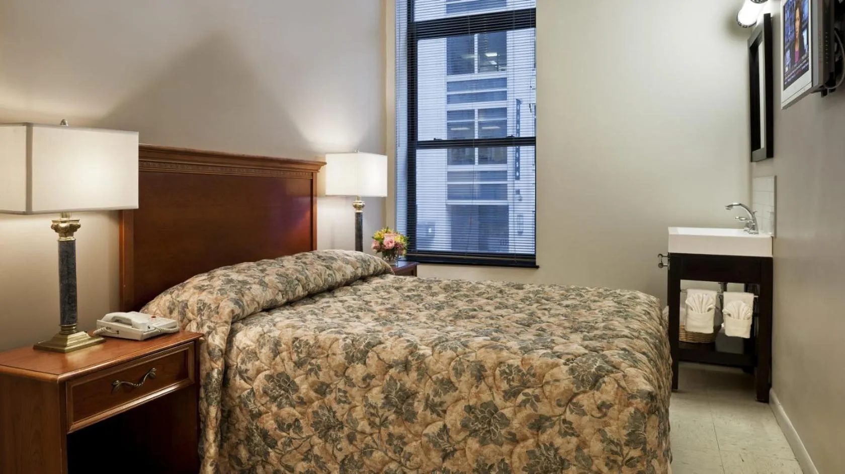 Photo of the whole room, Bed in Americana Inn