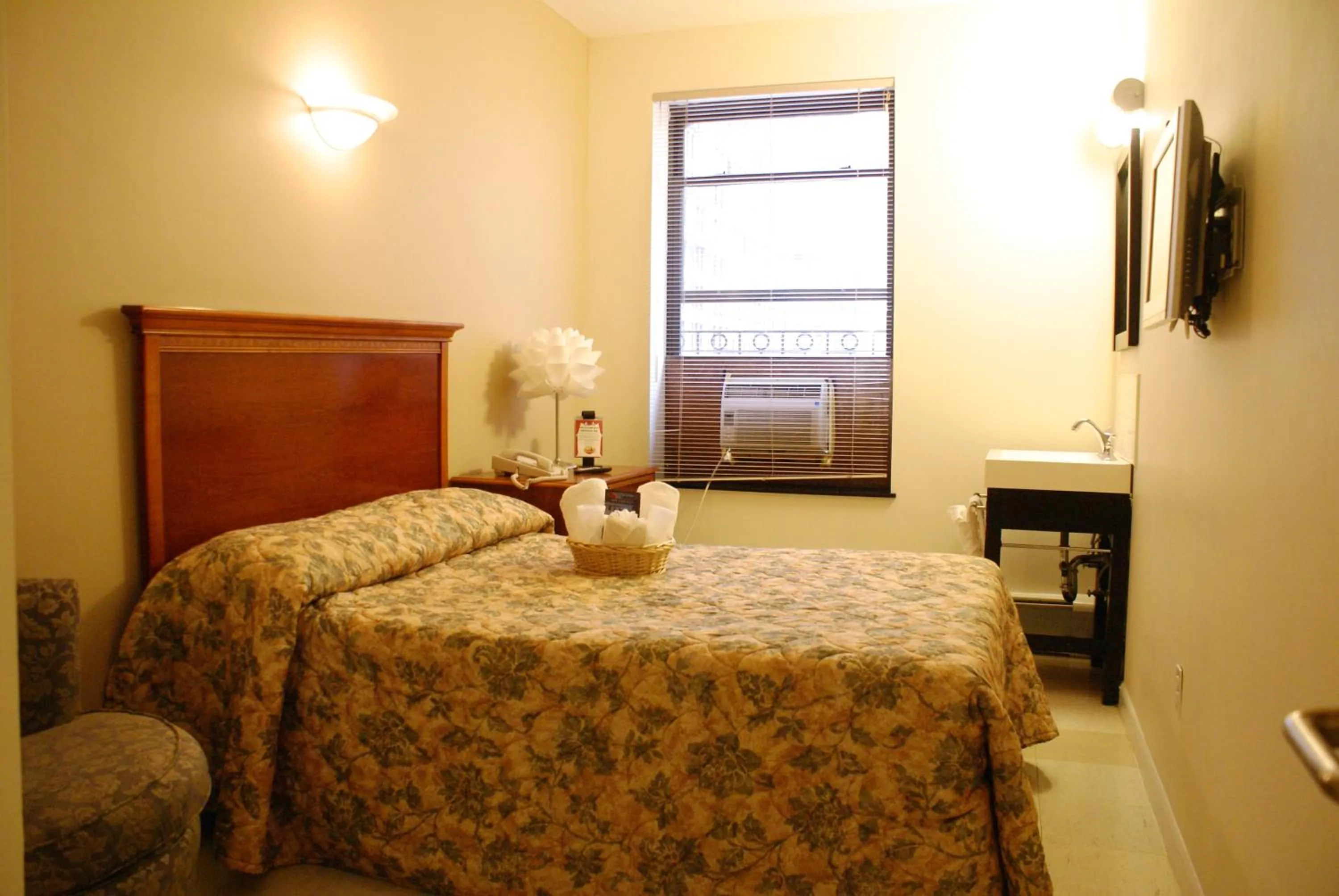 Bed in Americana Inn