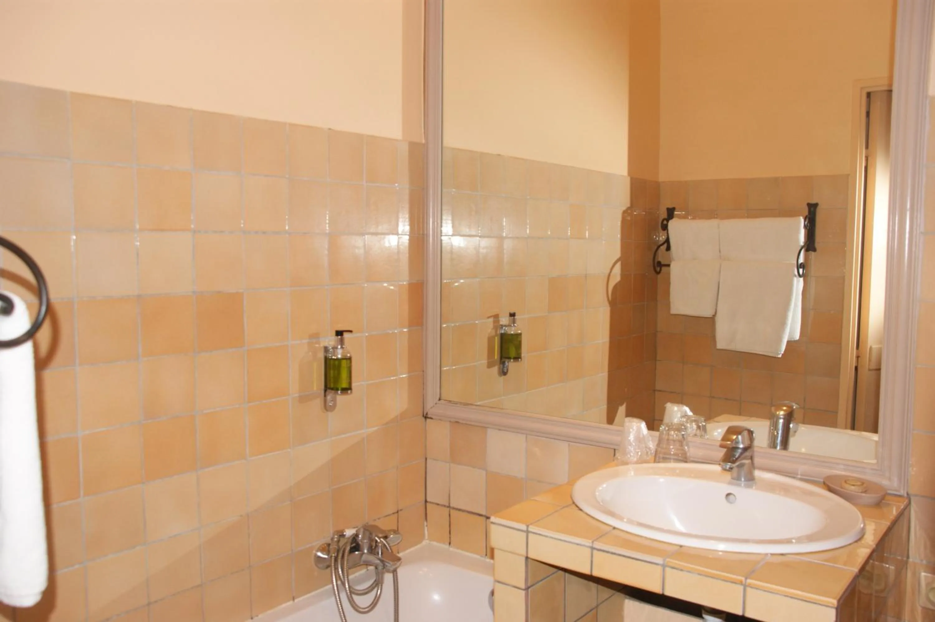 Bathroom in Auberge des Glycines