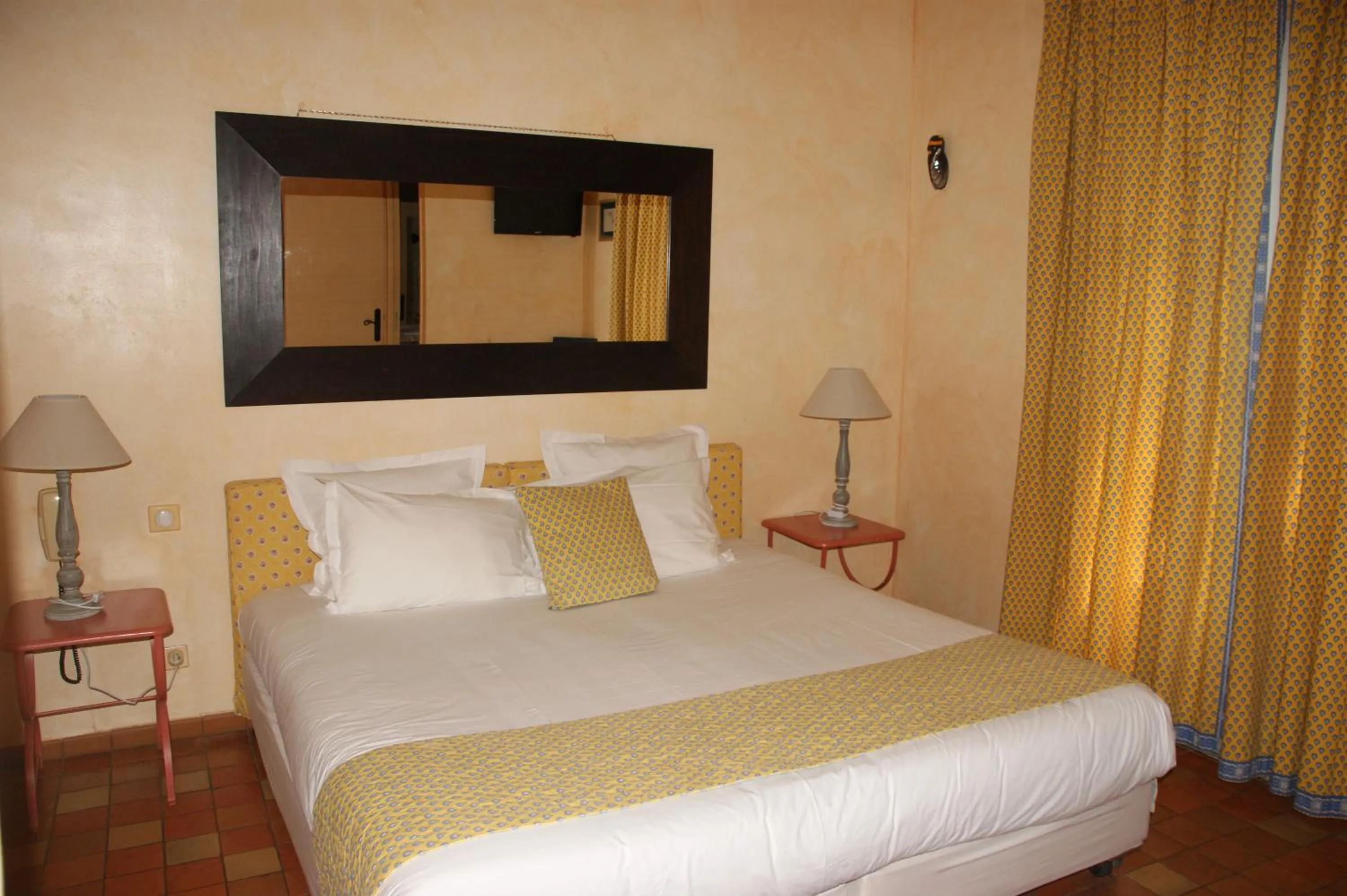 Bedroom, Bed in Auberge des Glycines