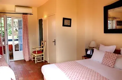 Double Room with Balcony in Auberge des Glycines Double Room with Balcony in Auberge des Glycines