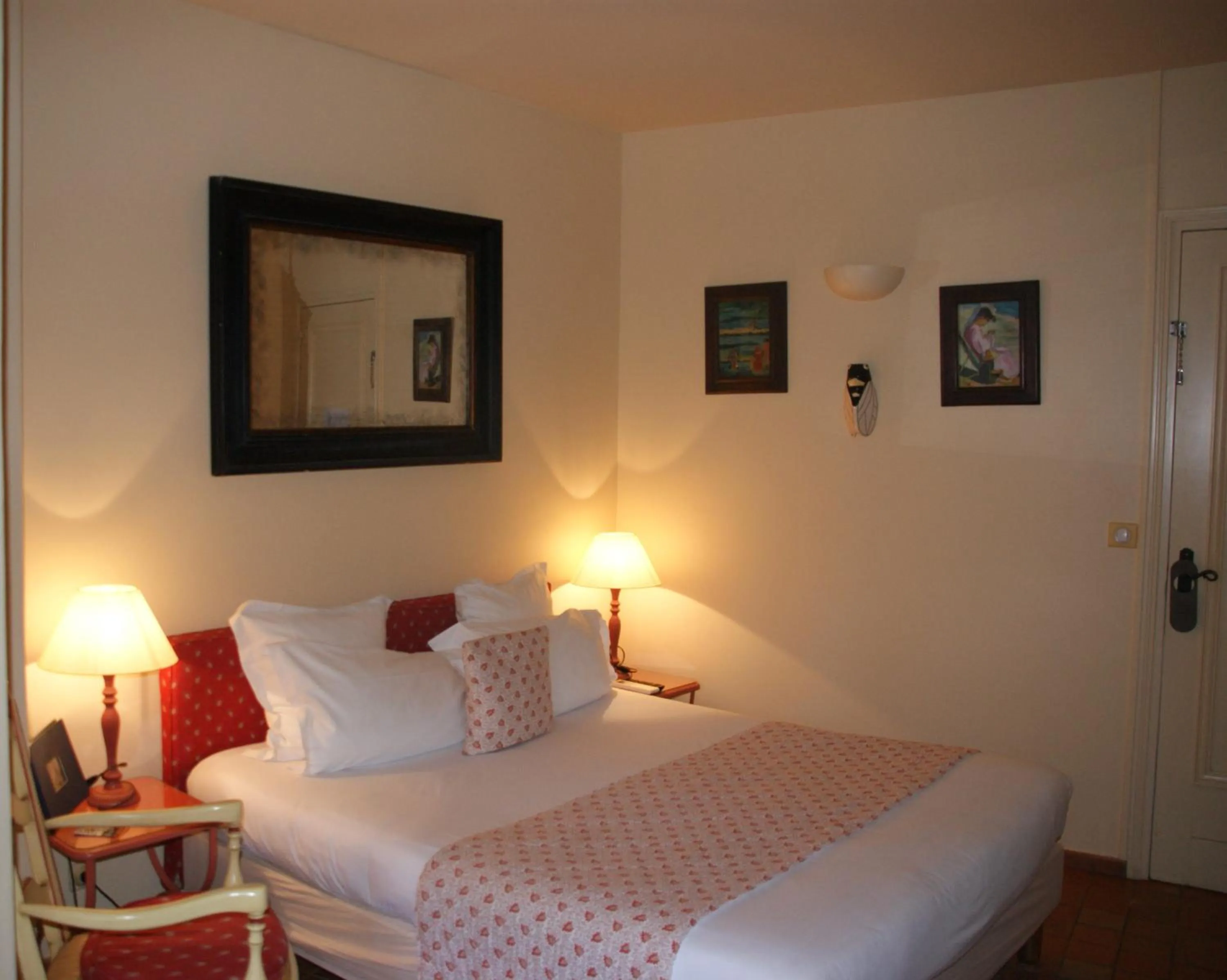 Bed in Auberge des Glycines